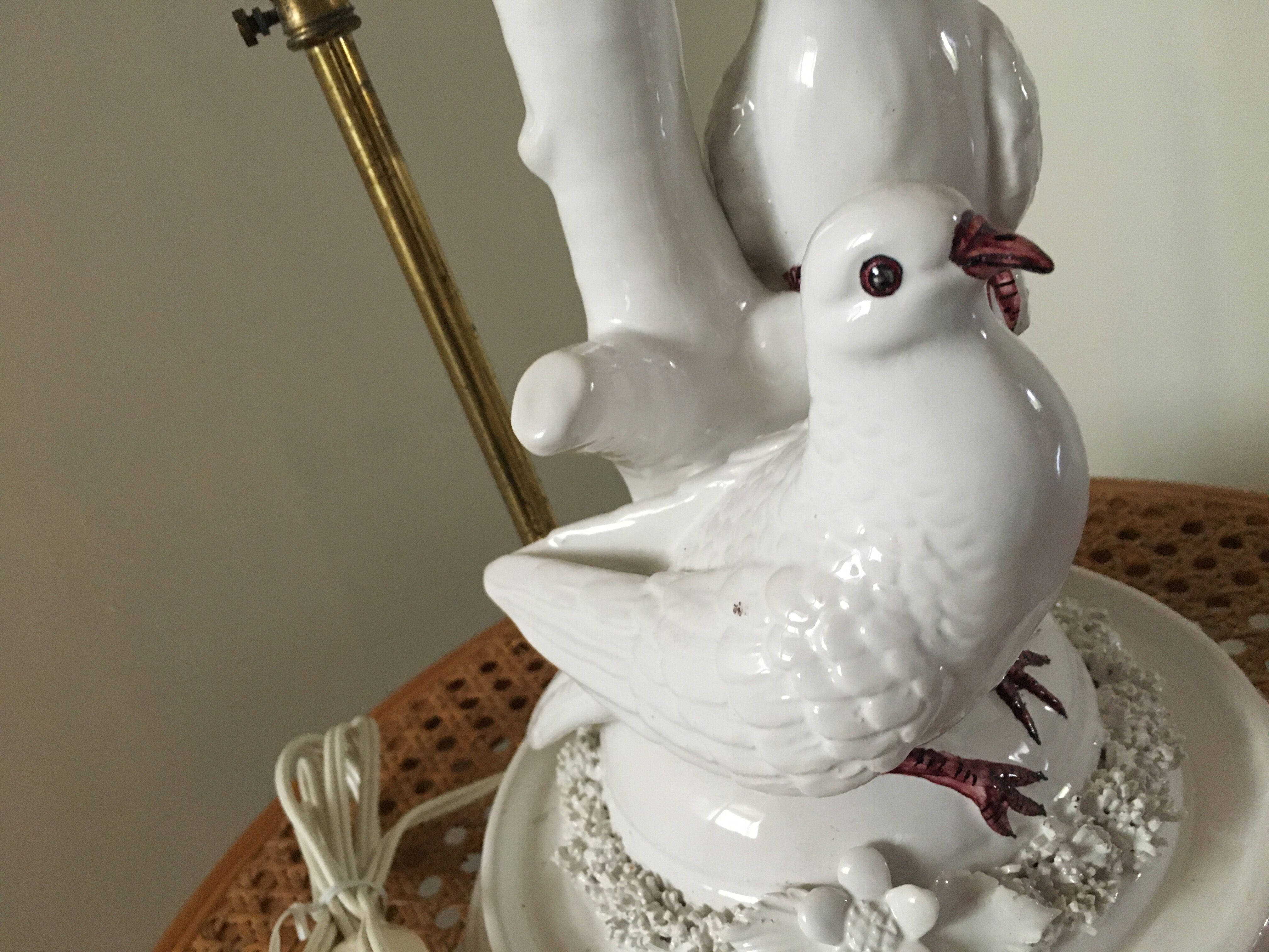 Triple white ceramic dove lamp