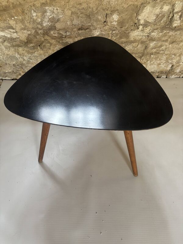 Table basse vintage – Forme libre & piètement triode