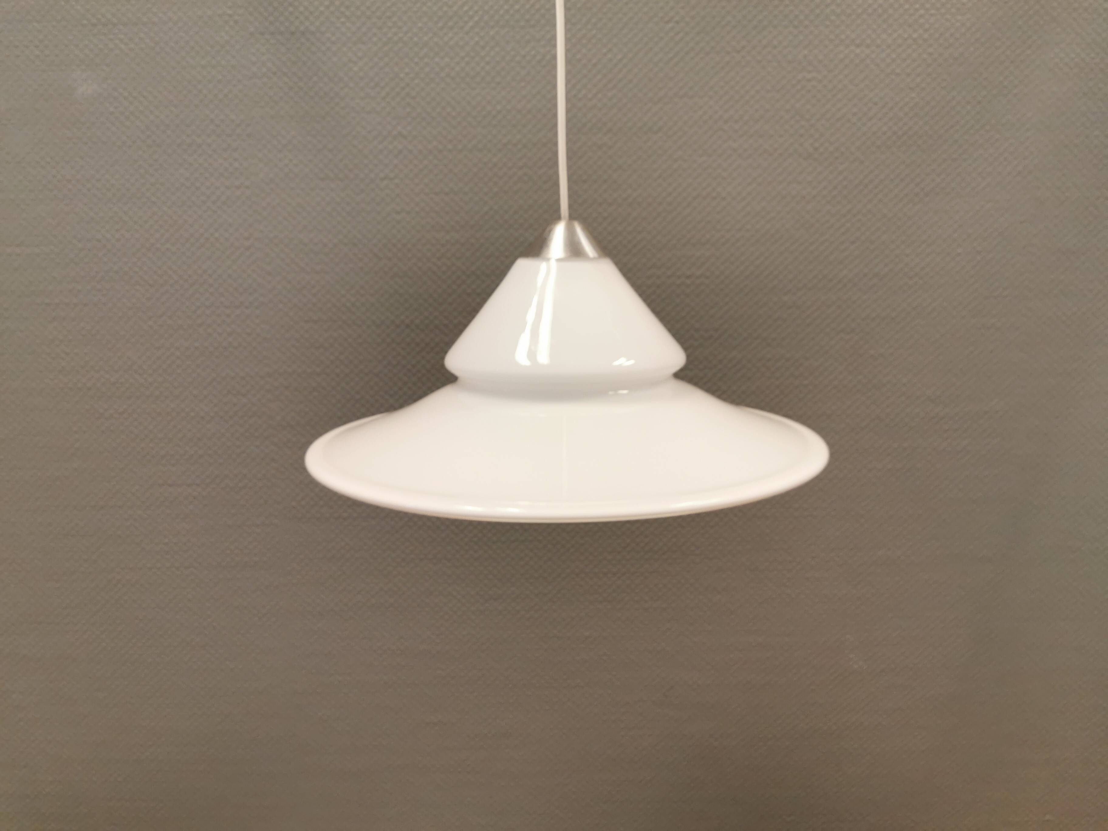 Lampe suspendue en verre opale, de la verrerie danoise Holmegaard, années 1980