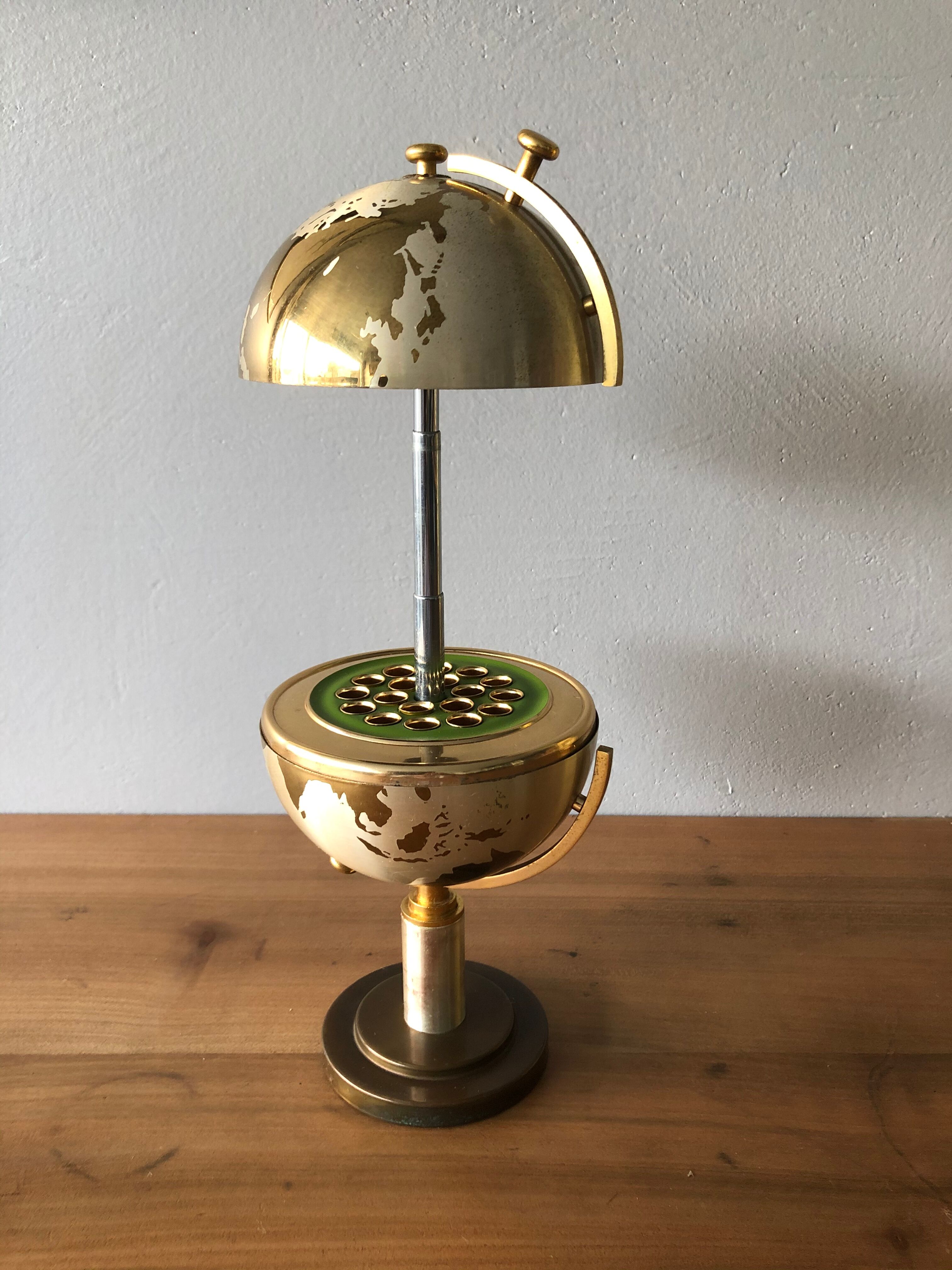 World mappe, globe cigarette distributor