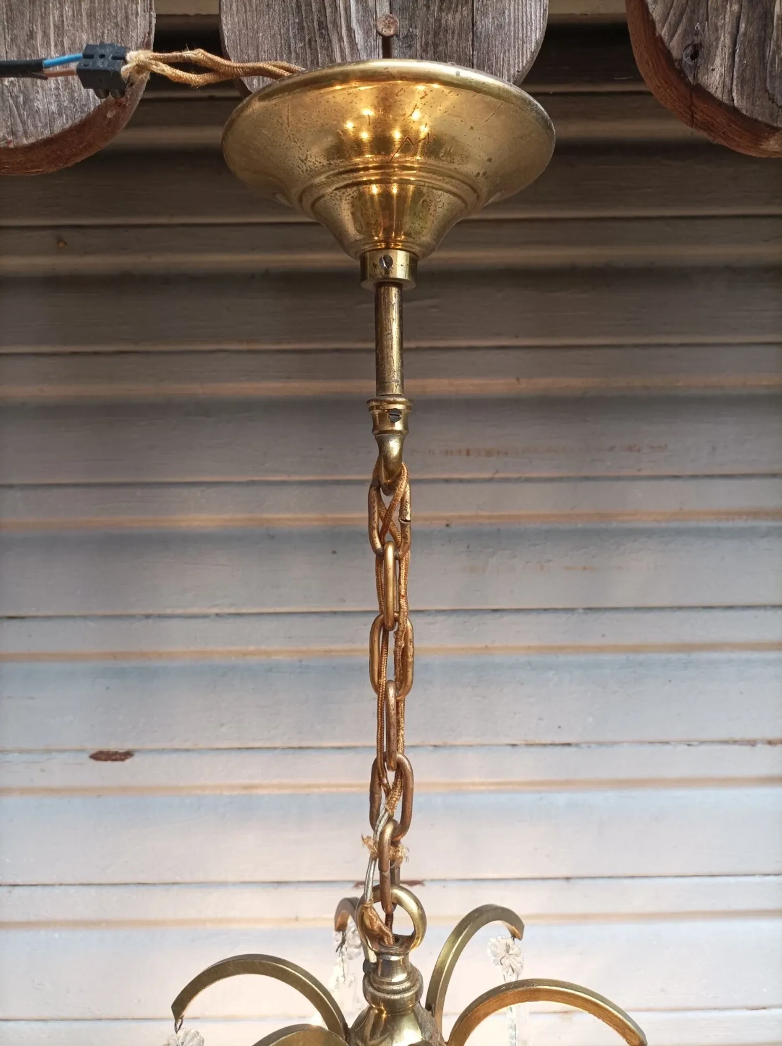 Remarkable cage chandelier with 6 lights and complete crystal pendants in working condition.