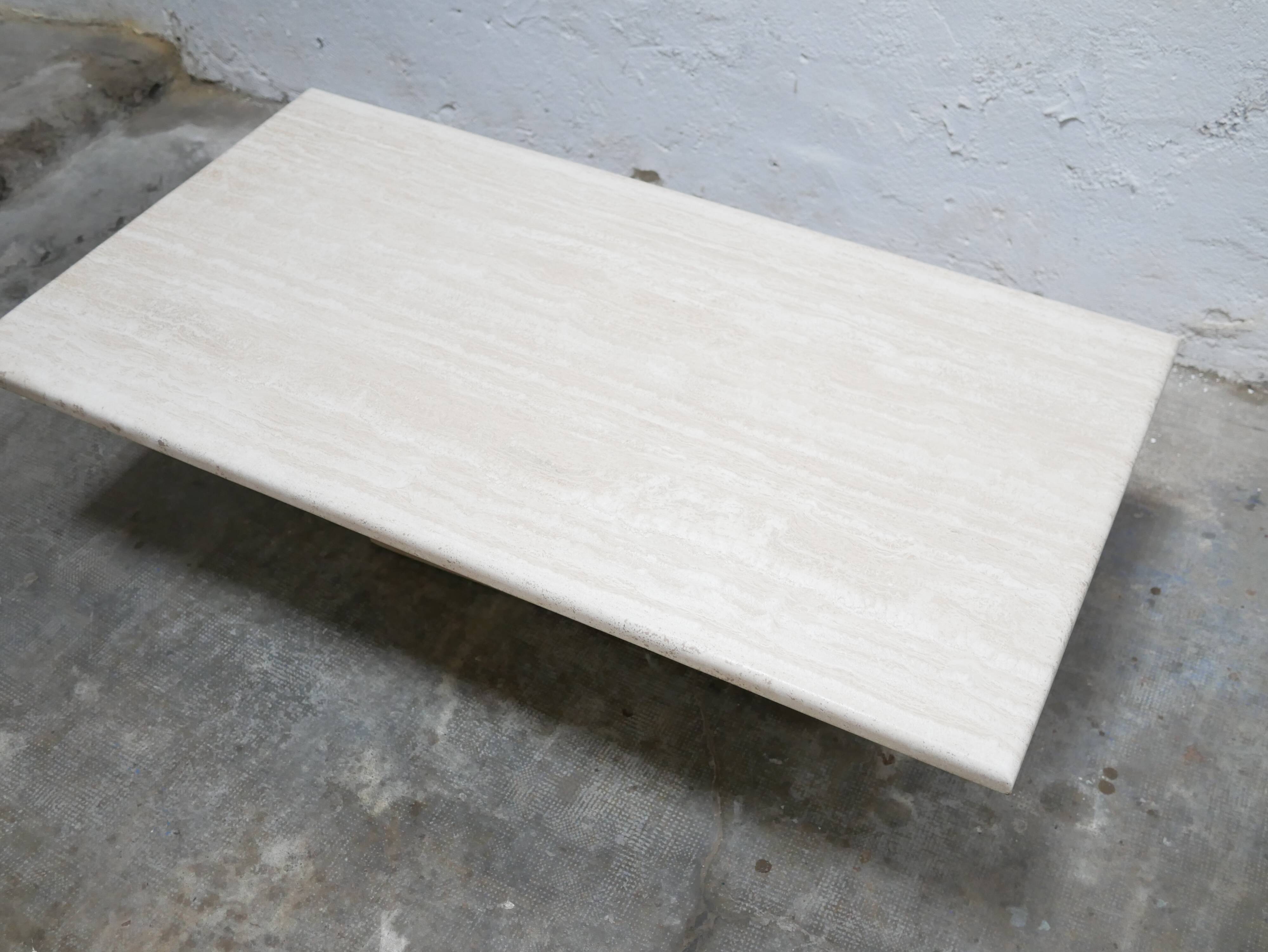 Table basse vintage en travertin
