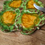 Ancienne assiette à fromage en céramique de couleur avec couteau