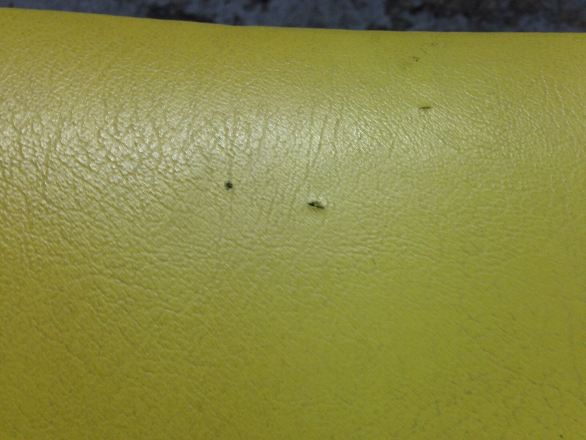 Fauteuil bridge skaï jaune et bois