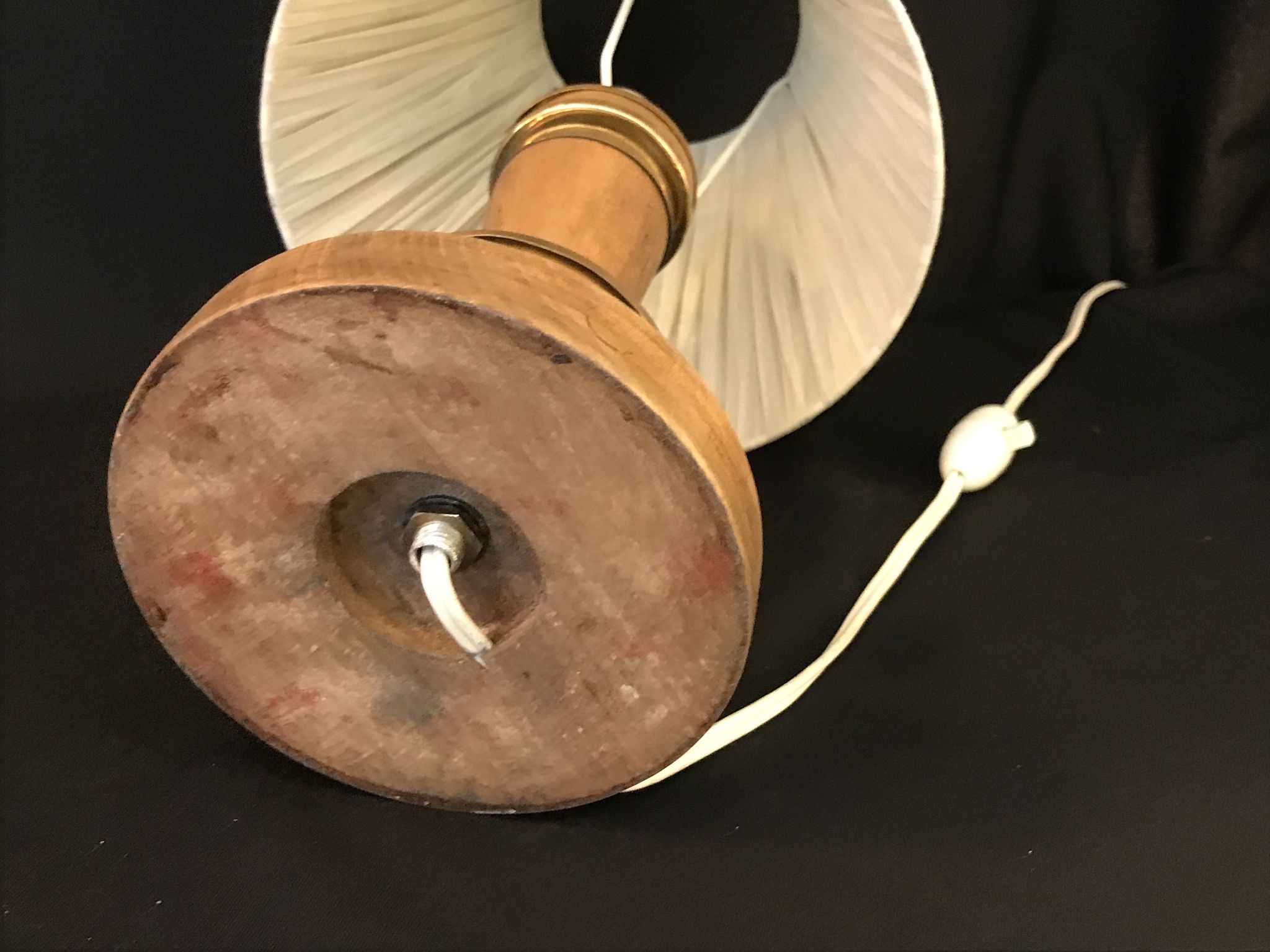 Vintage table lamp foot in wood and brass pleated lampshade 1960