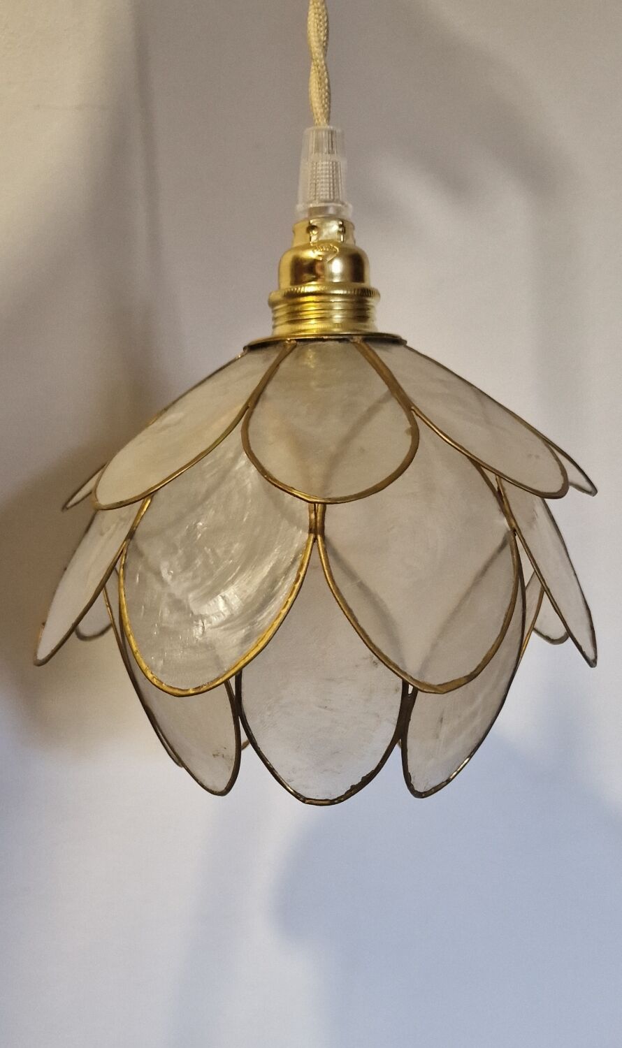 Mother-of-pearl lotus flower suspended or portable