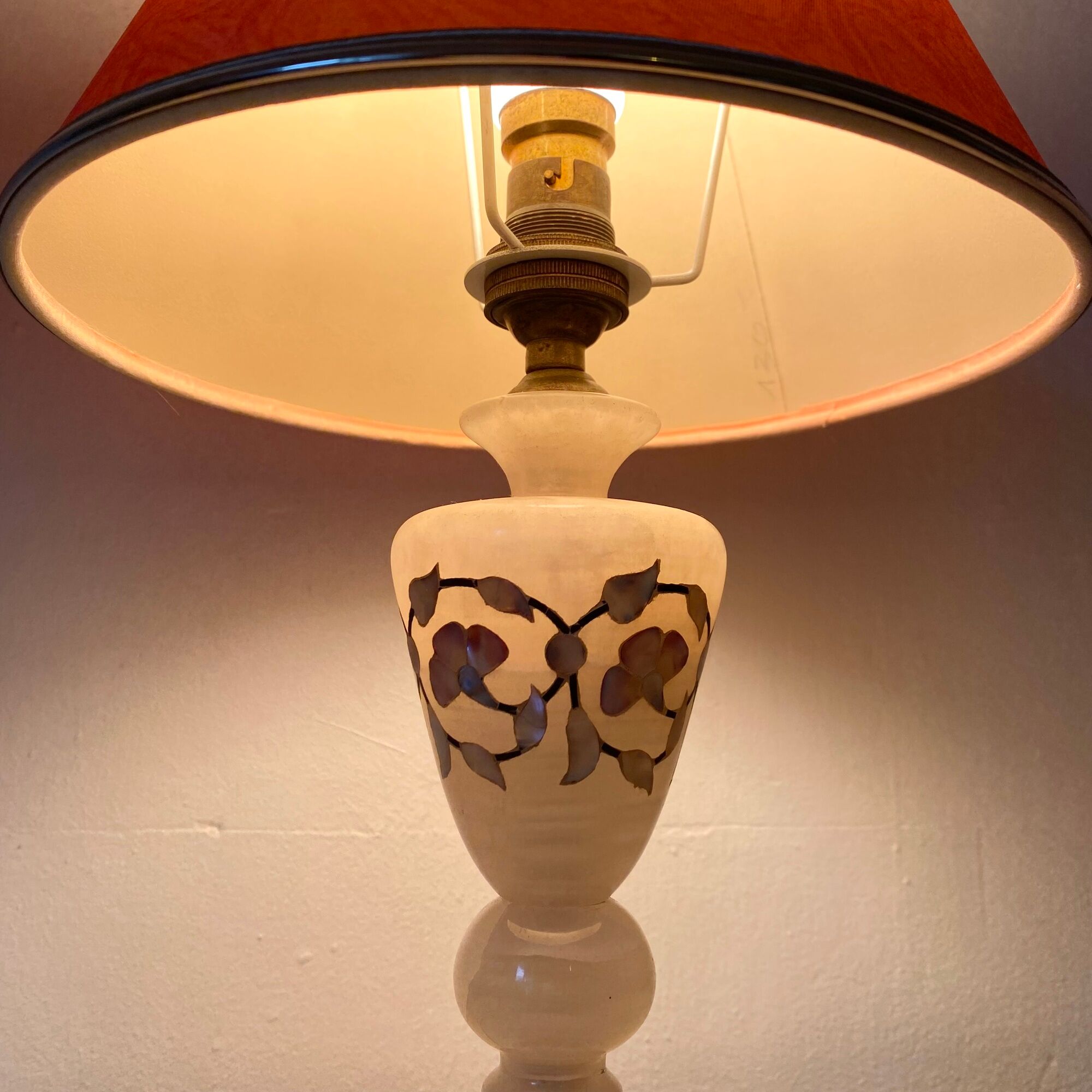 Vintage lamp in alabaster and mother-of-pearl