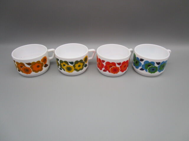 Set of 4 vintage mobile cups