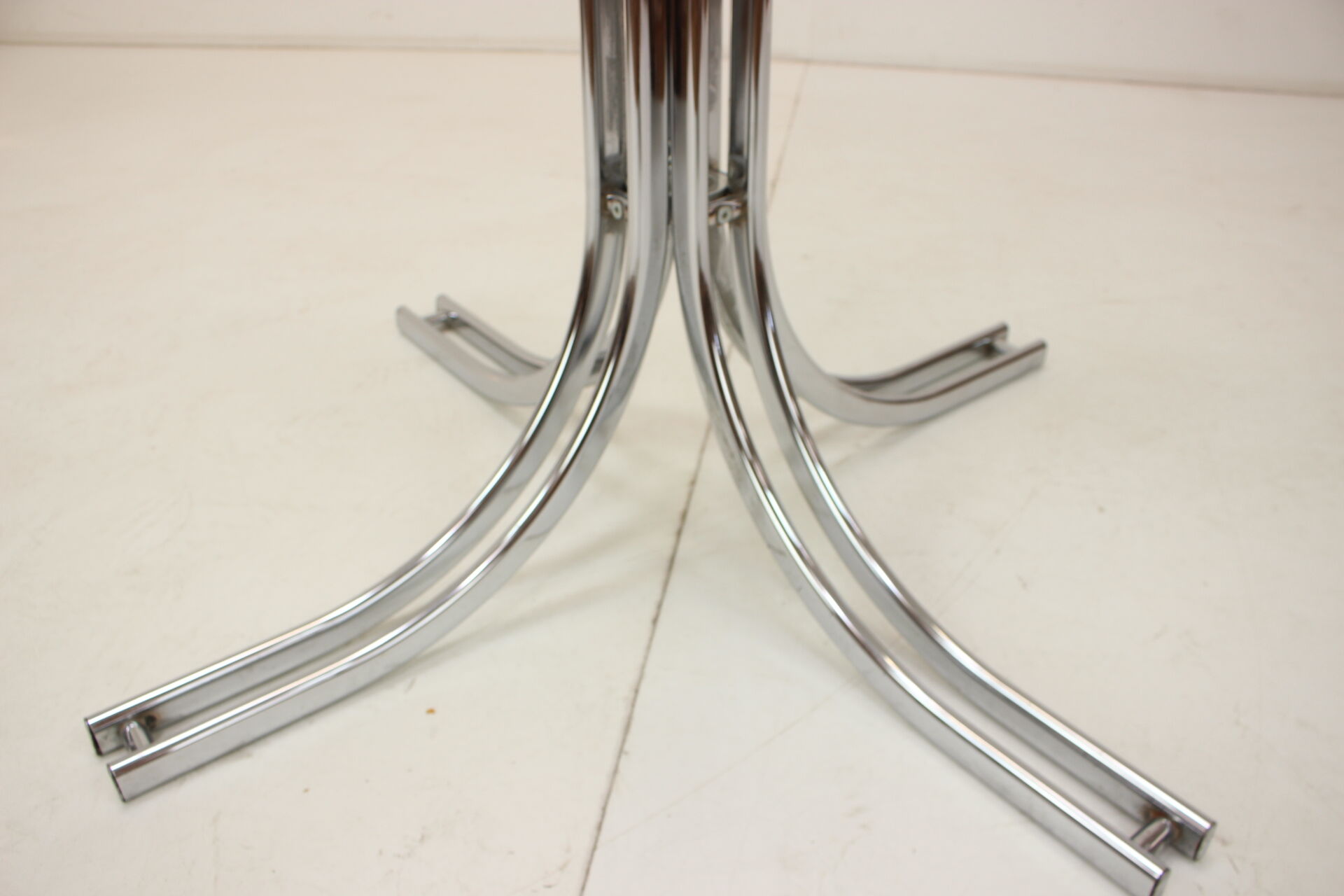Round dining table chrome and glass / italy, 1980s