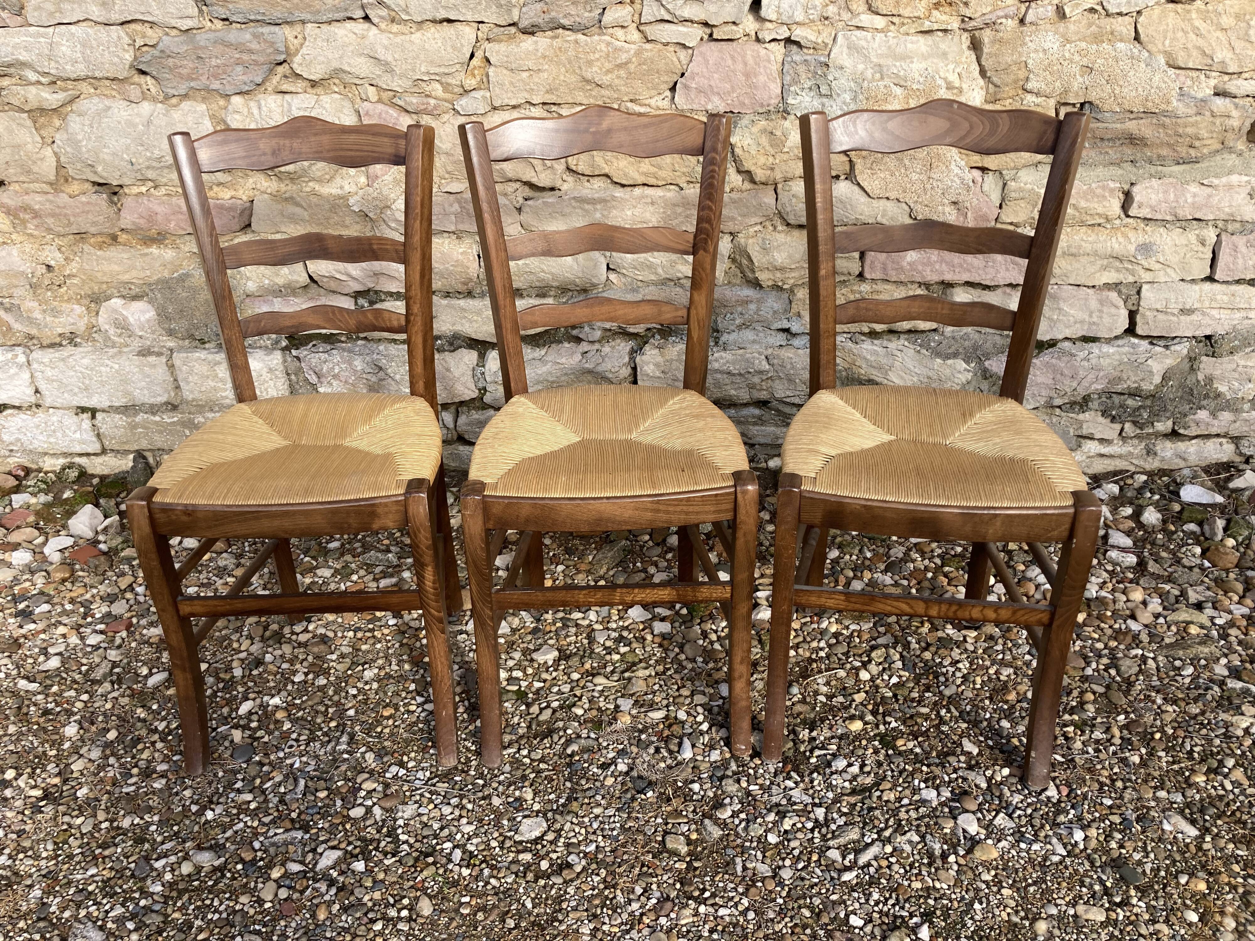 3 mulched chairs