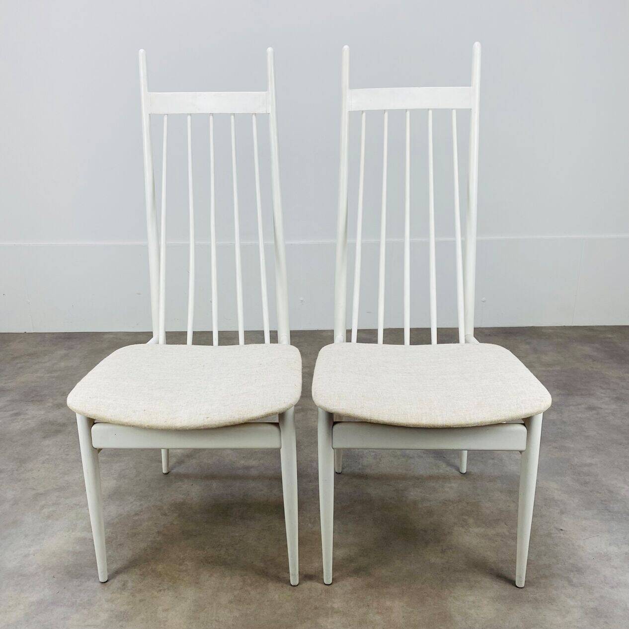 2 Scandinavian slatted chairs, white, from the 1960s.