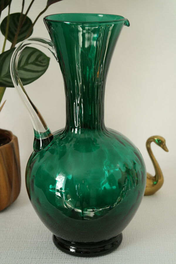 Vase cruche en verre soufflé vert vintage