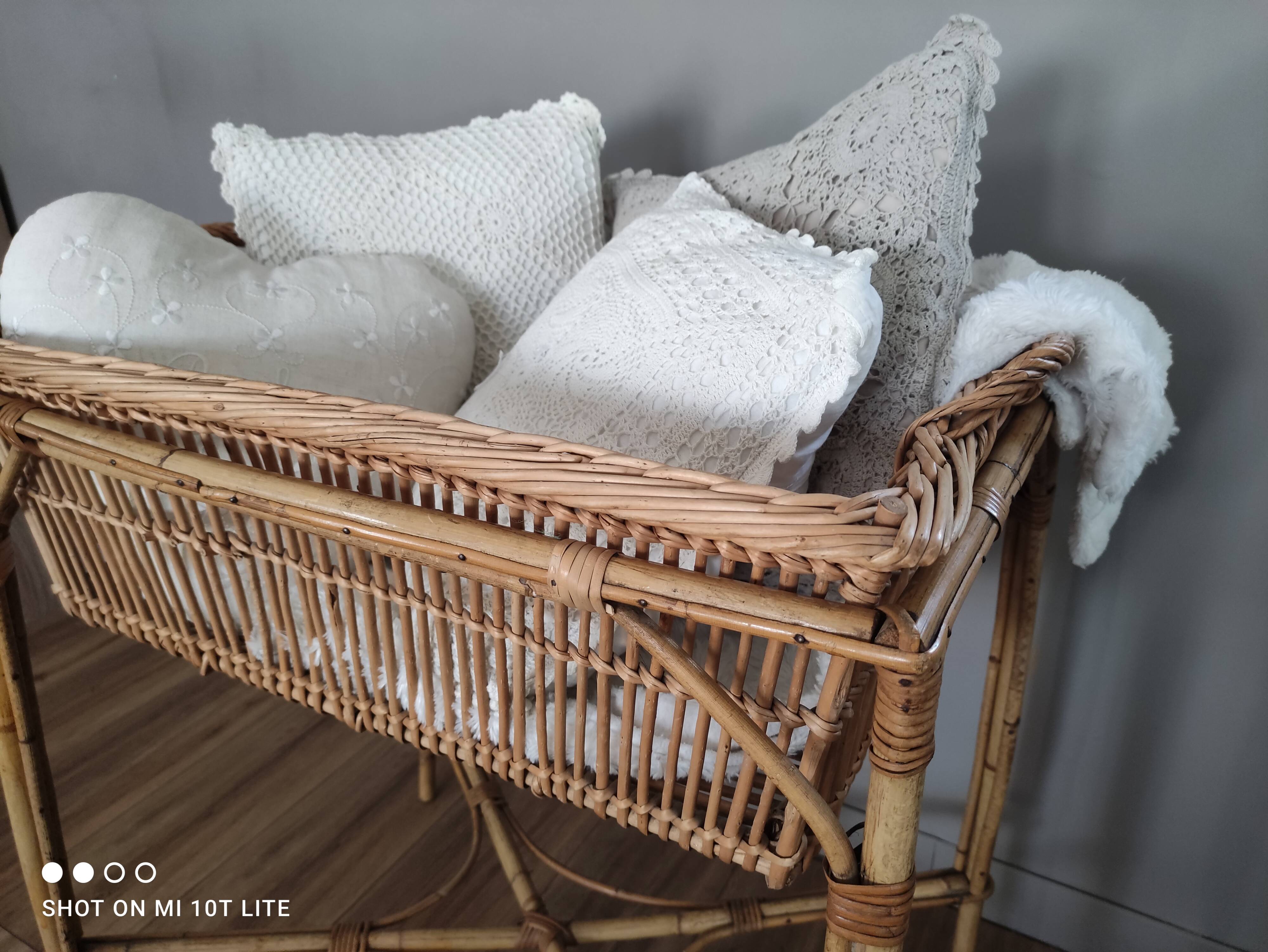 Panière à linge vintage en rotin sur piètement