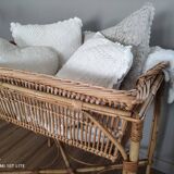Panière à linge vintage en rotin sur piètement