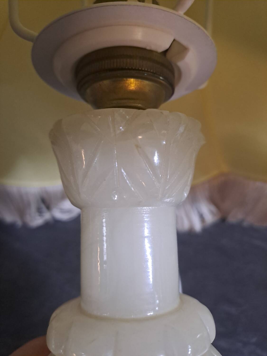 2 bedside lamps in white alabaster with lampshades.