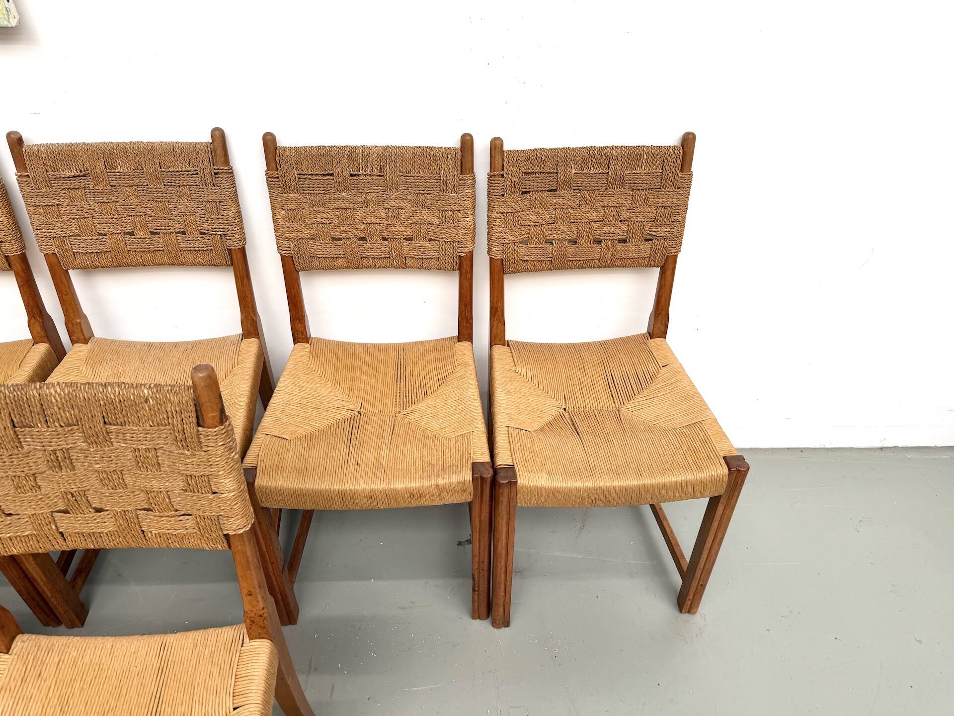 Série de dix chaises en orme massif tressées main, France circa 1965