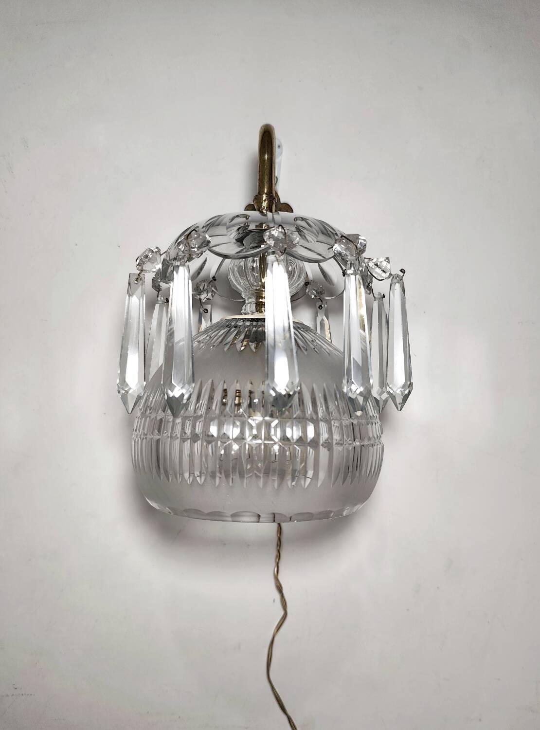 Aplique de pared de cristal. España, 1950s.