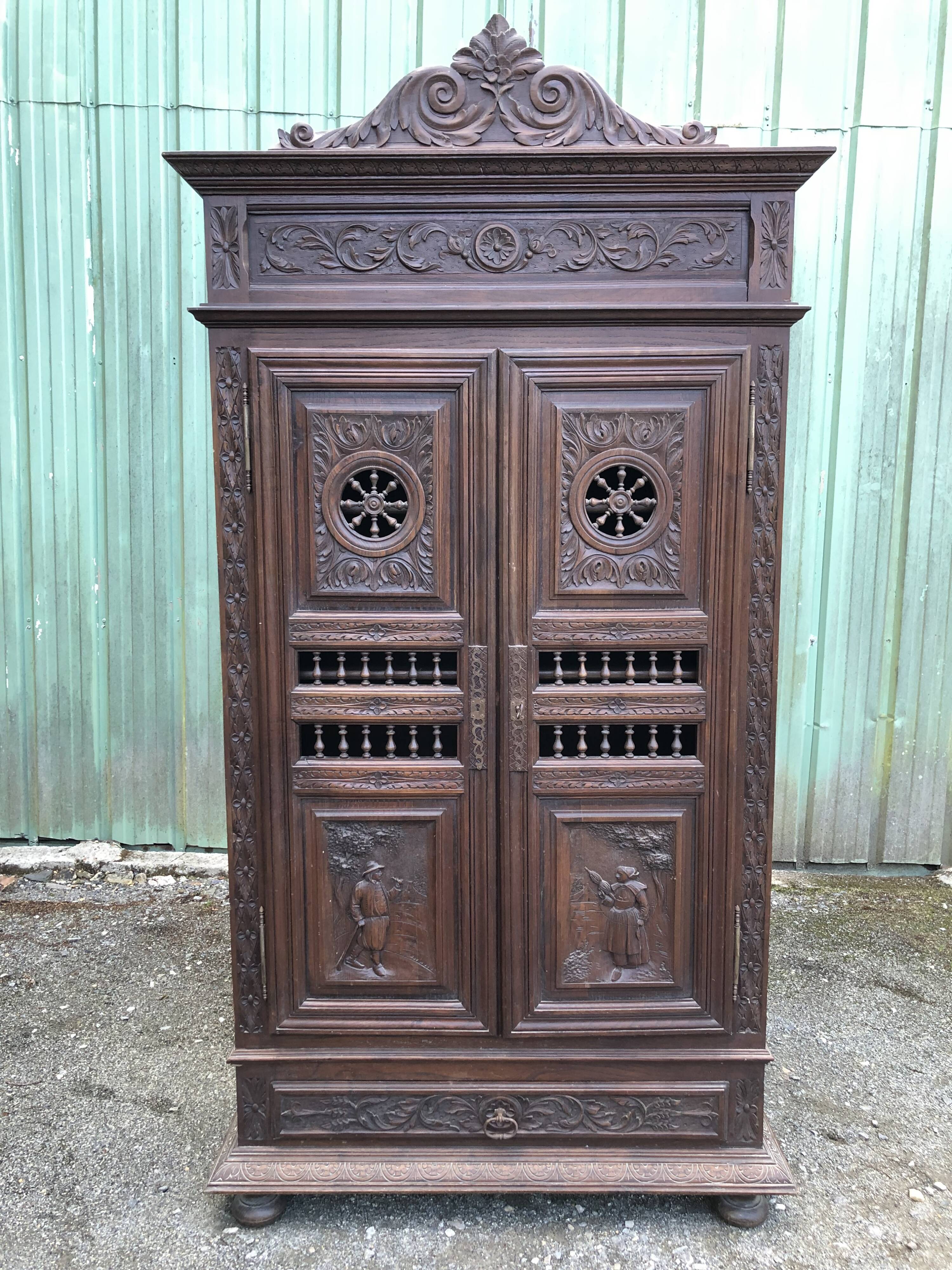 Breton cabinet with carved characters of the early 20th century with 2 doors and 1 oak drawer.