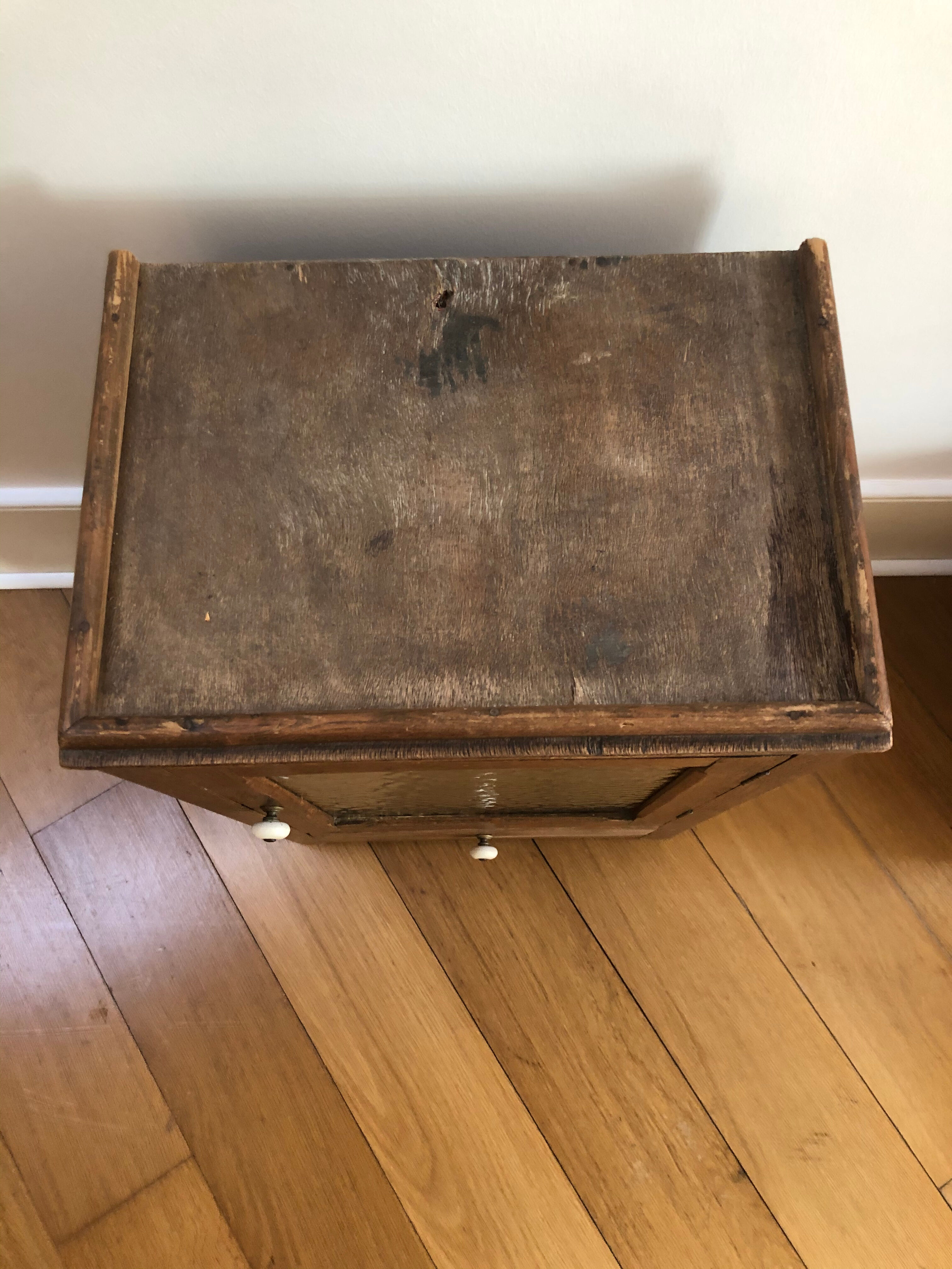 Glass cabinet to put down