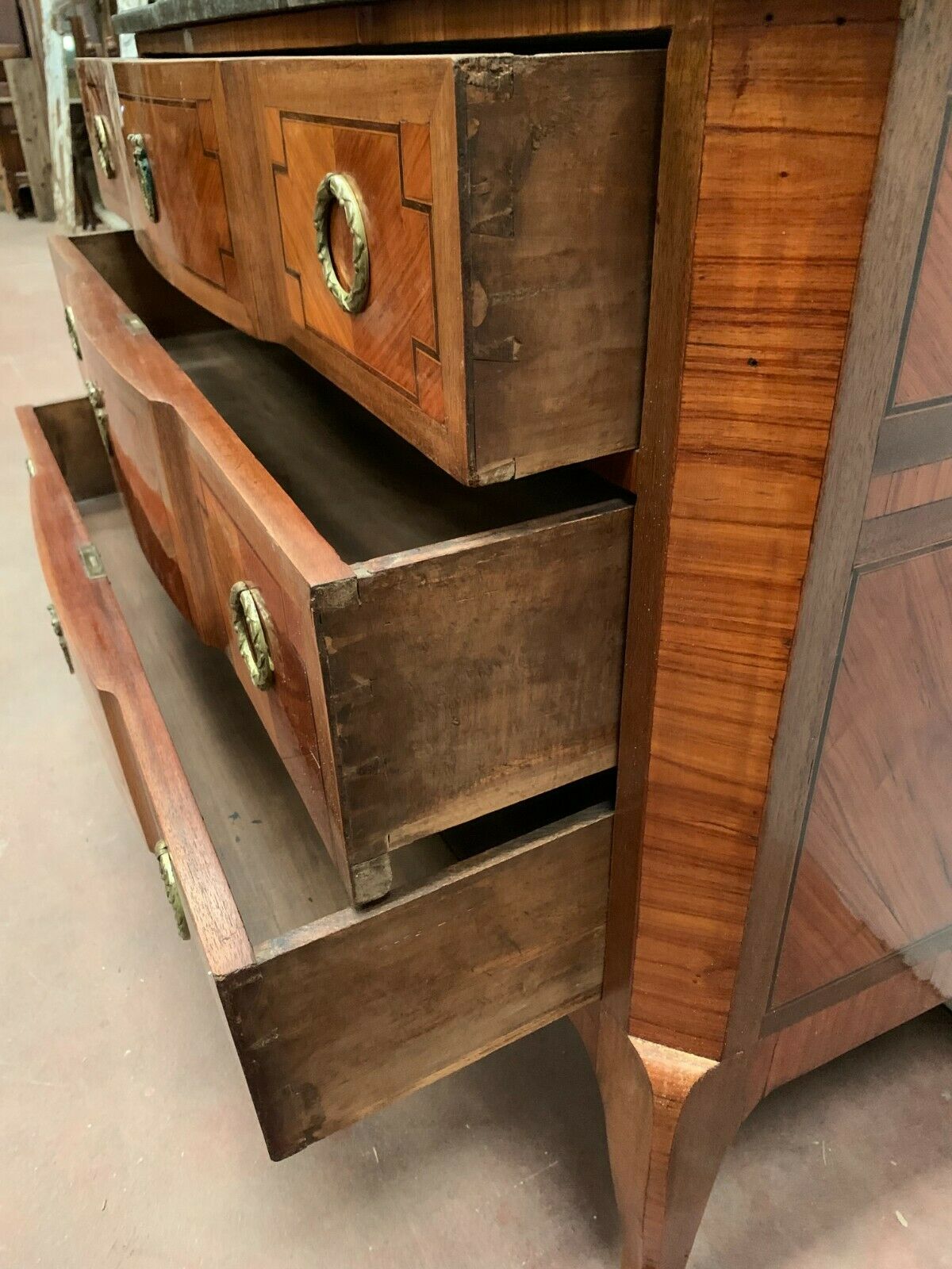 Transition style chest of drawers in rosewood and amaranth veneer, 20th century