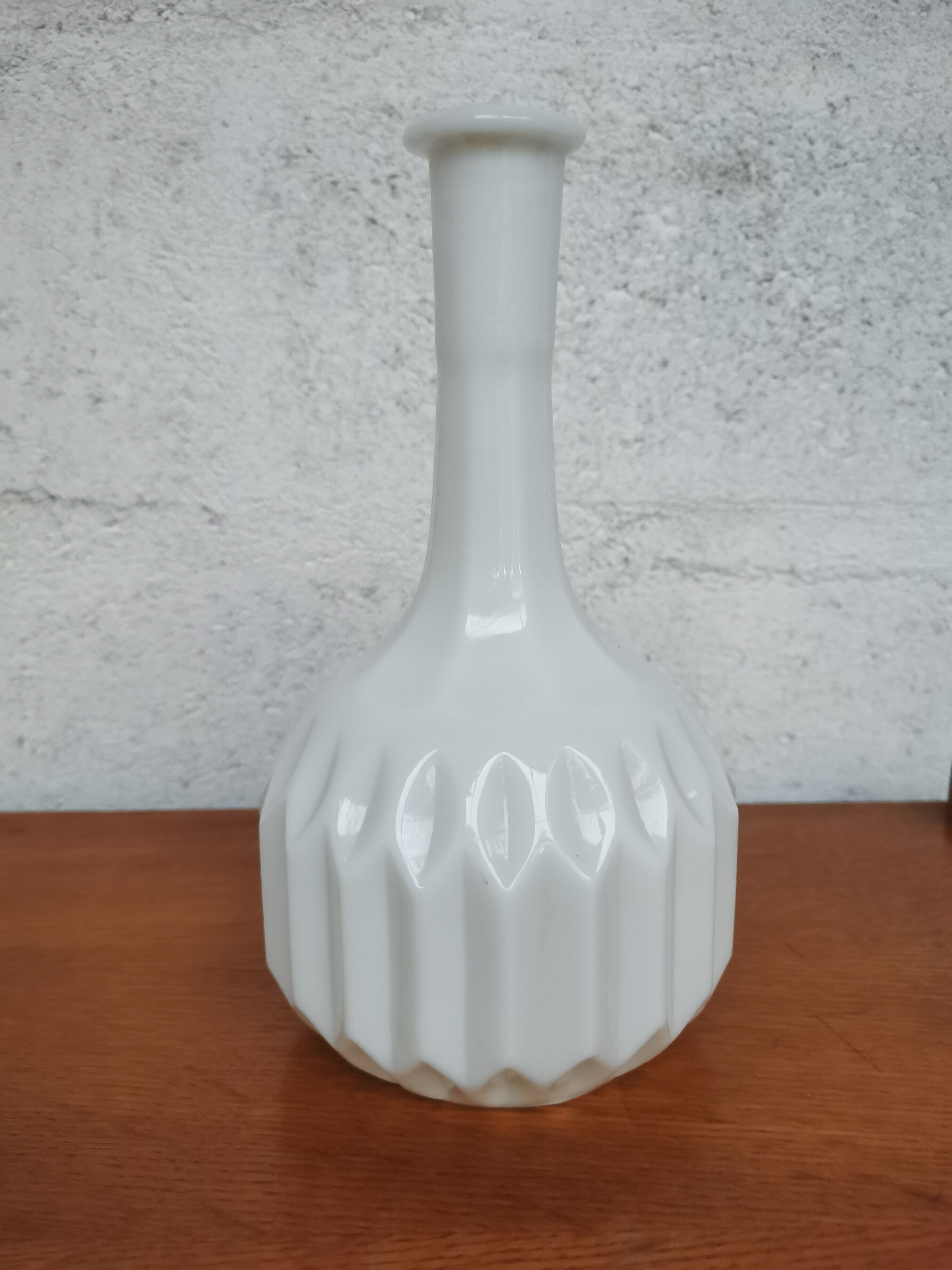 Chiseled vase in white opaline