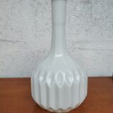 Vase ciselé en opaline blanche
