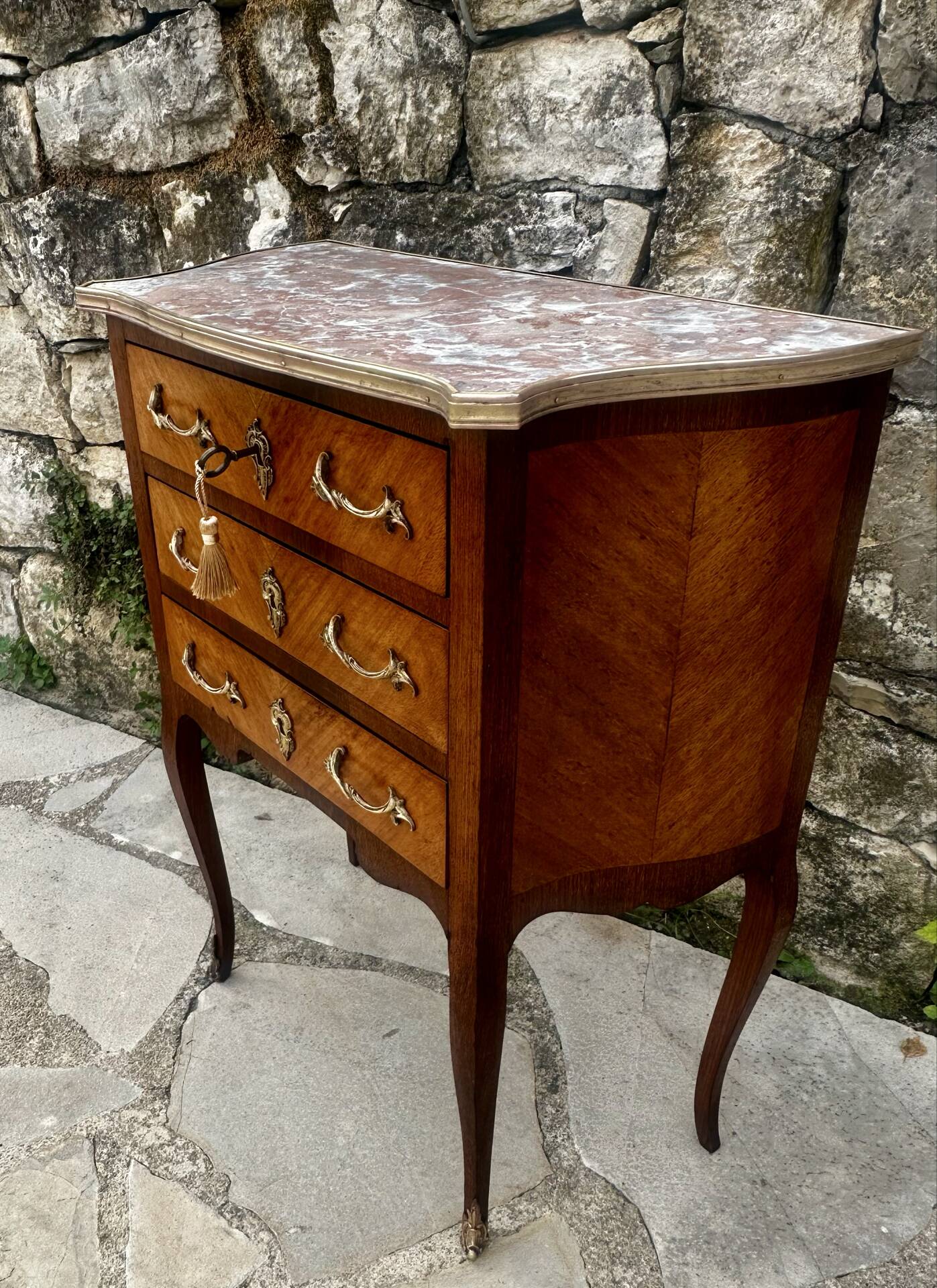 Charming small chest of drawers in precious wood marquetry.