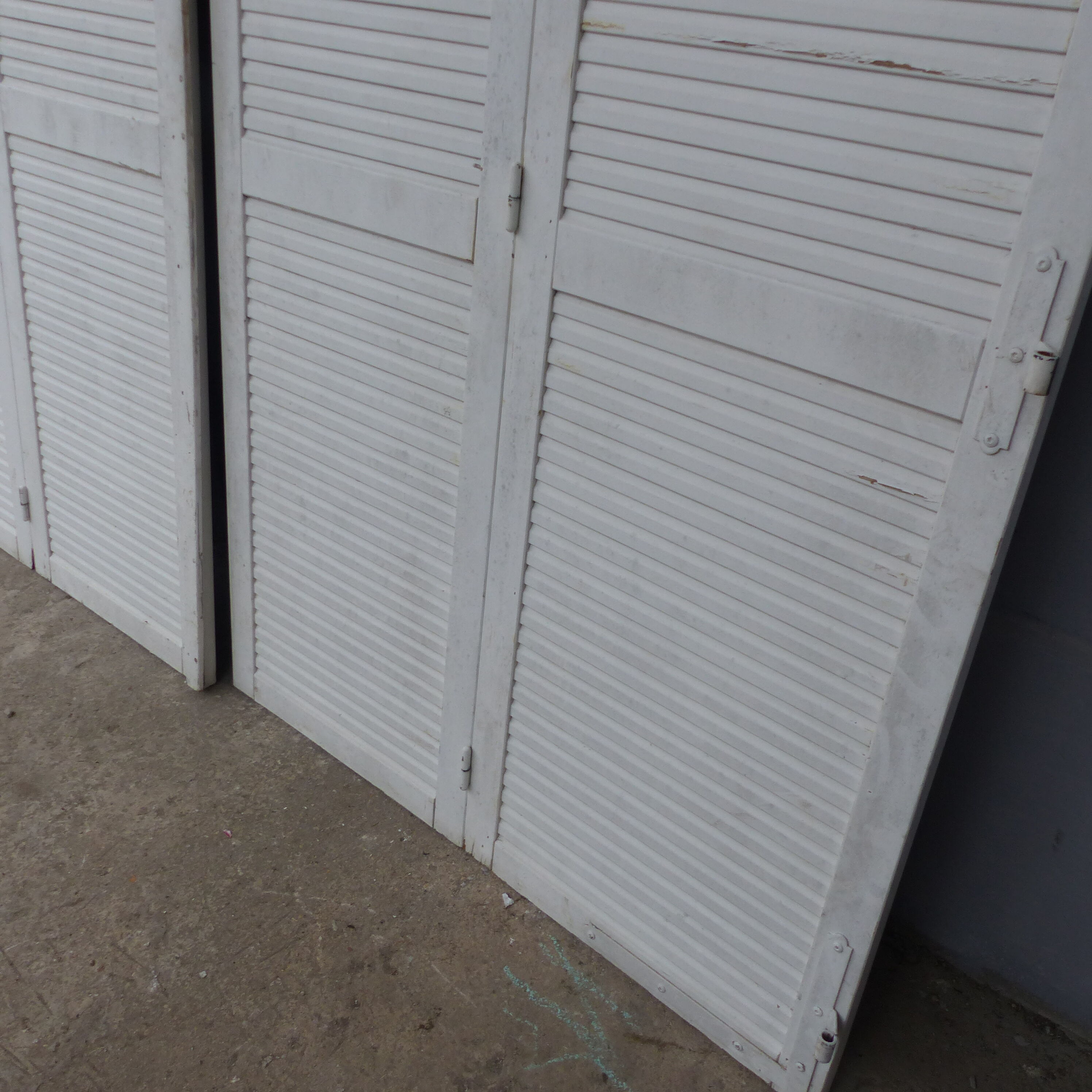 Set of 4 solid louvered shutters l 268 cm x h 212 cm