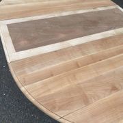 Table à manger ronde pied central extensible décapée en noyer massif 2 rall