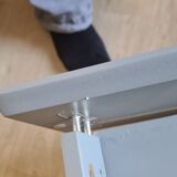 Table basse grise, 2 tiroirs, 1 espace ouvert artic