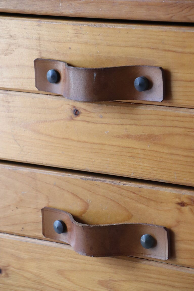 Commode vintage en pin massif et cuir, 1970