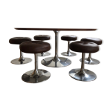 Table oval et ses six poufs