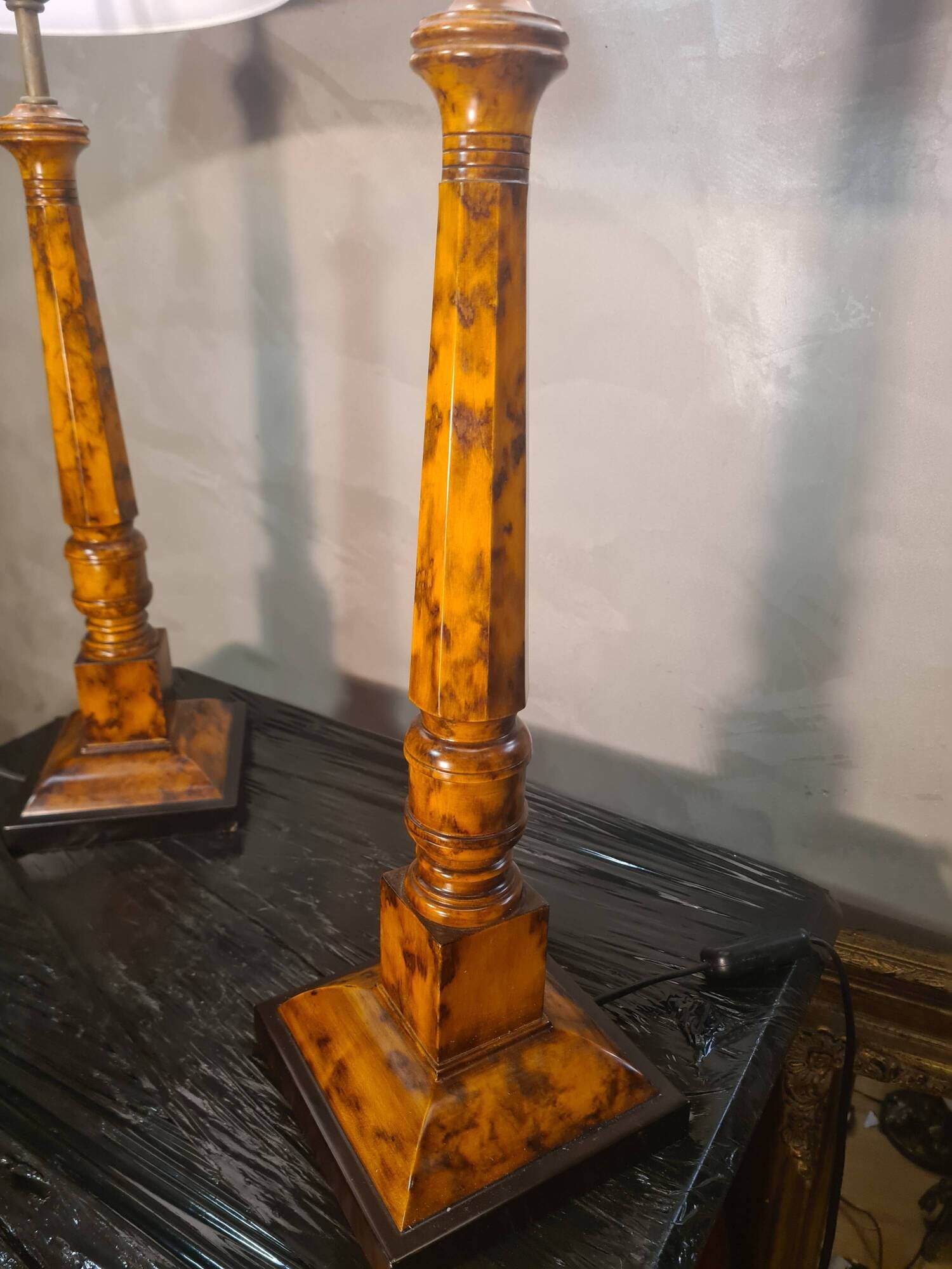 Pair of lamps in Bakelite wood style, 68x30, new lampshade, electrical working, very elegant.