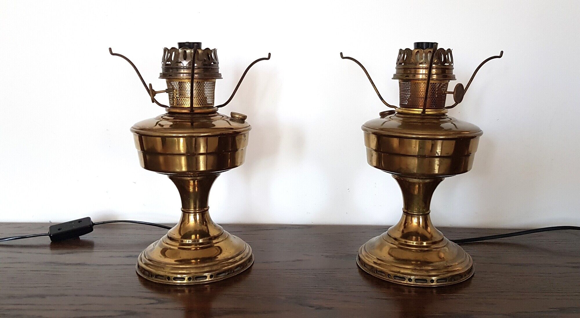 Pair of Aladdin Model 11 table lamps in satin brass, UK, 1922