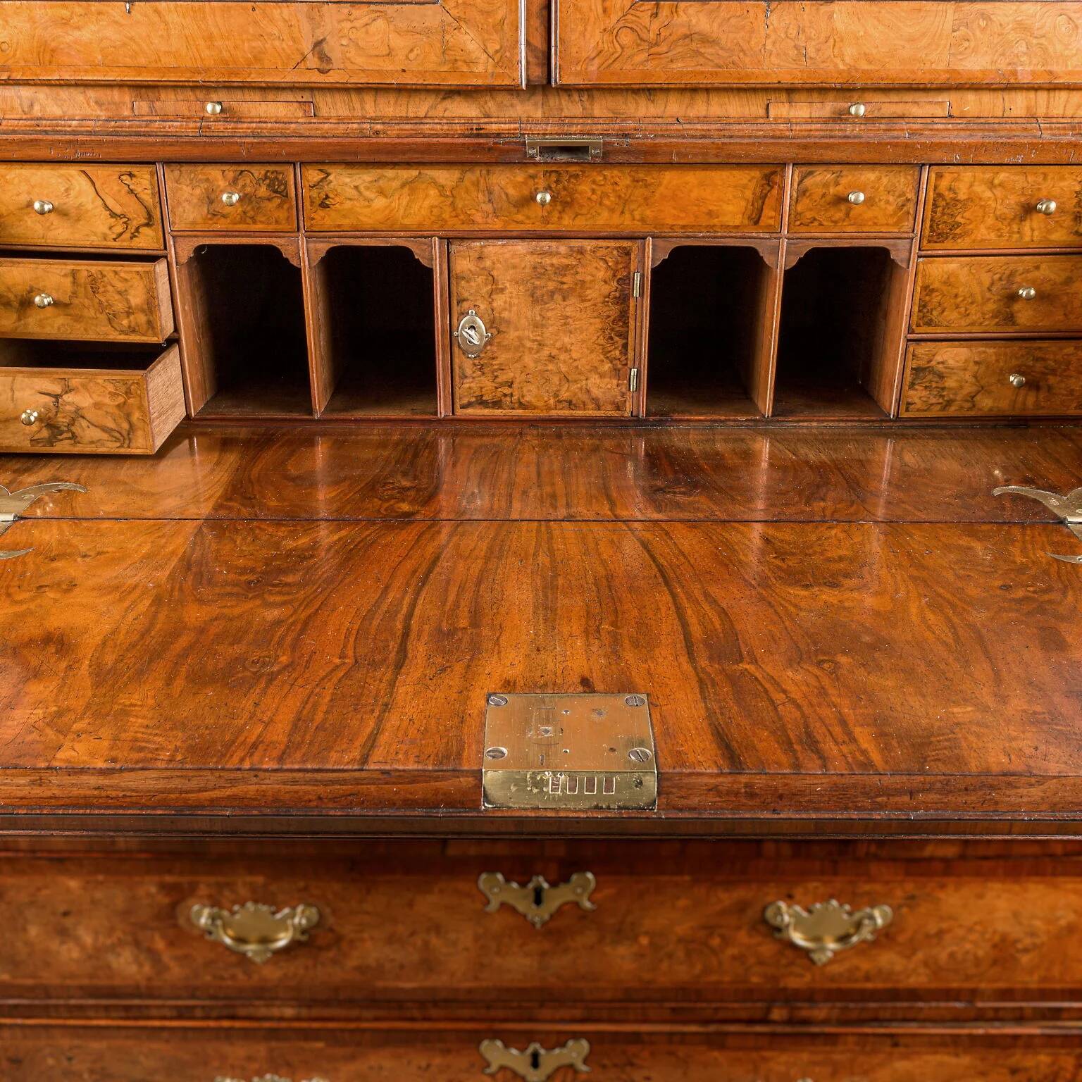 Queen Anne trumeau in walnut and oak, Great Britain, 18th century
