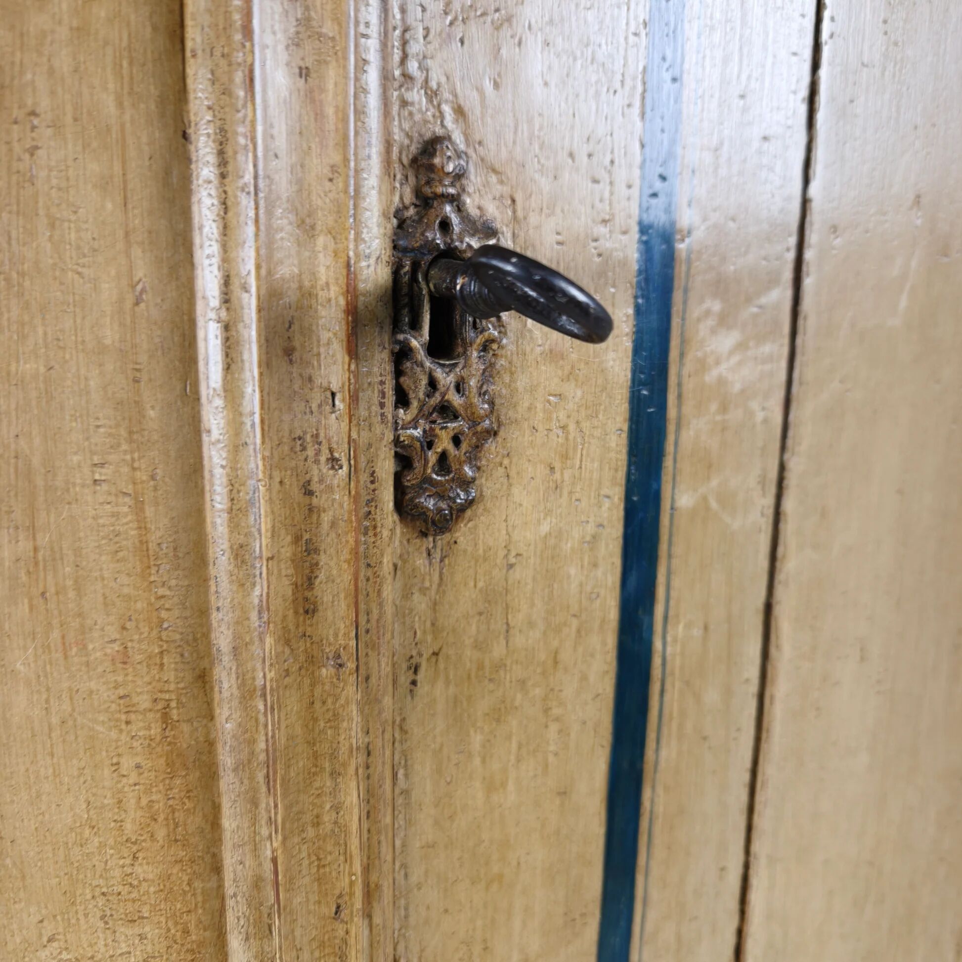 18th century Dutch witwerk cabinet with original key & faux Delft decoration