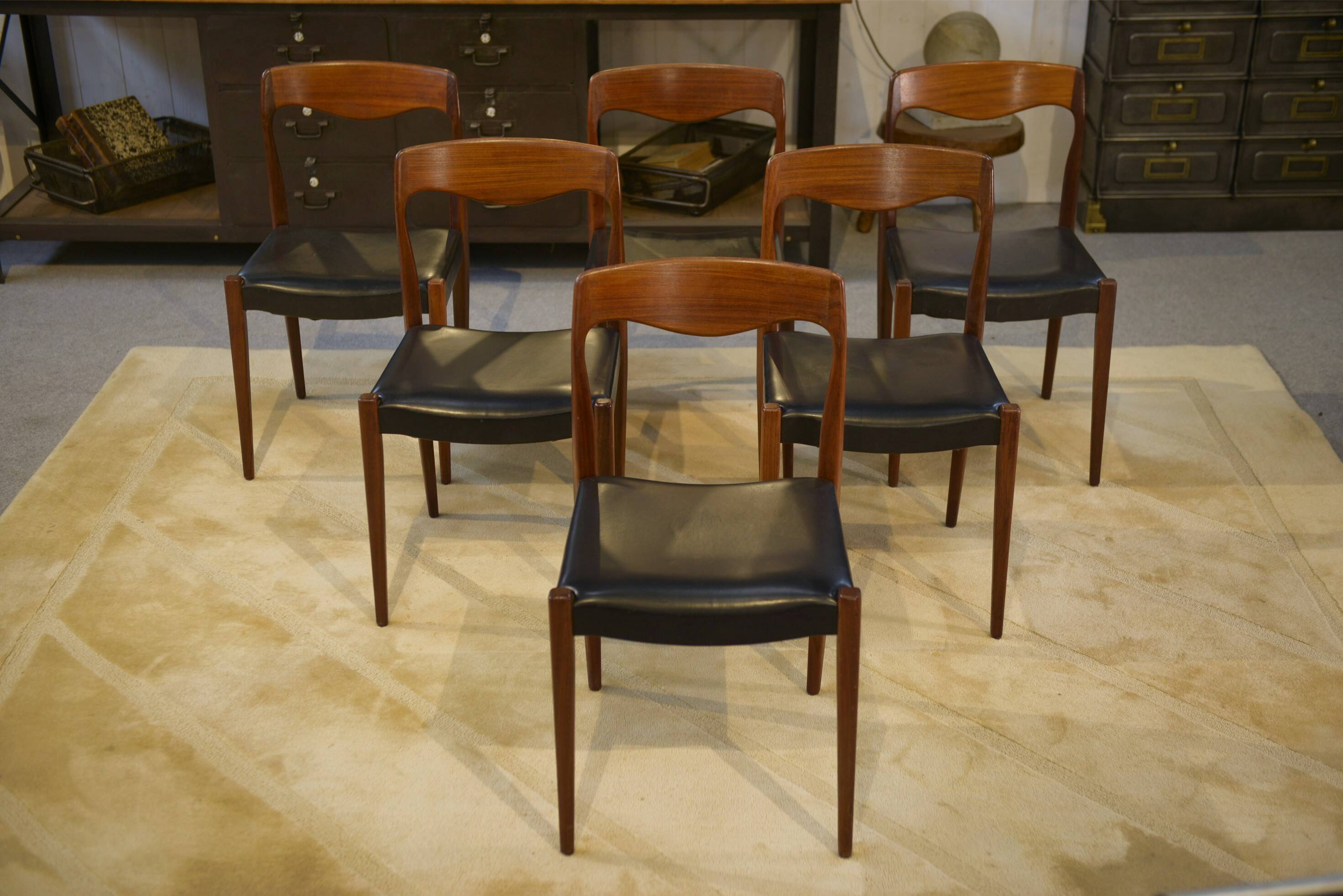 Ensemble de 6 chaises scandinaves en teck par Niels Otto Moller Danemark 1960’s
