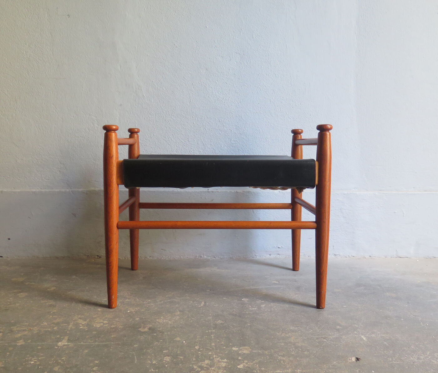 Repose-pied en teck et cuir années, Denmark, 1950