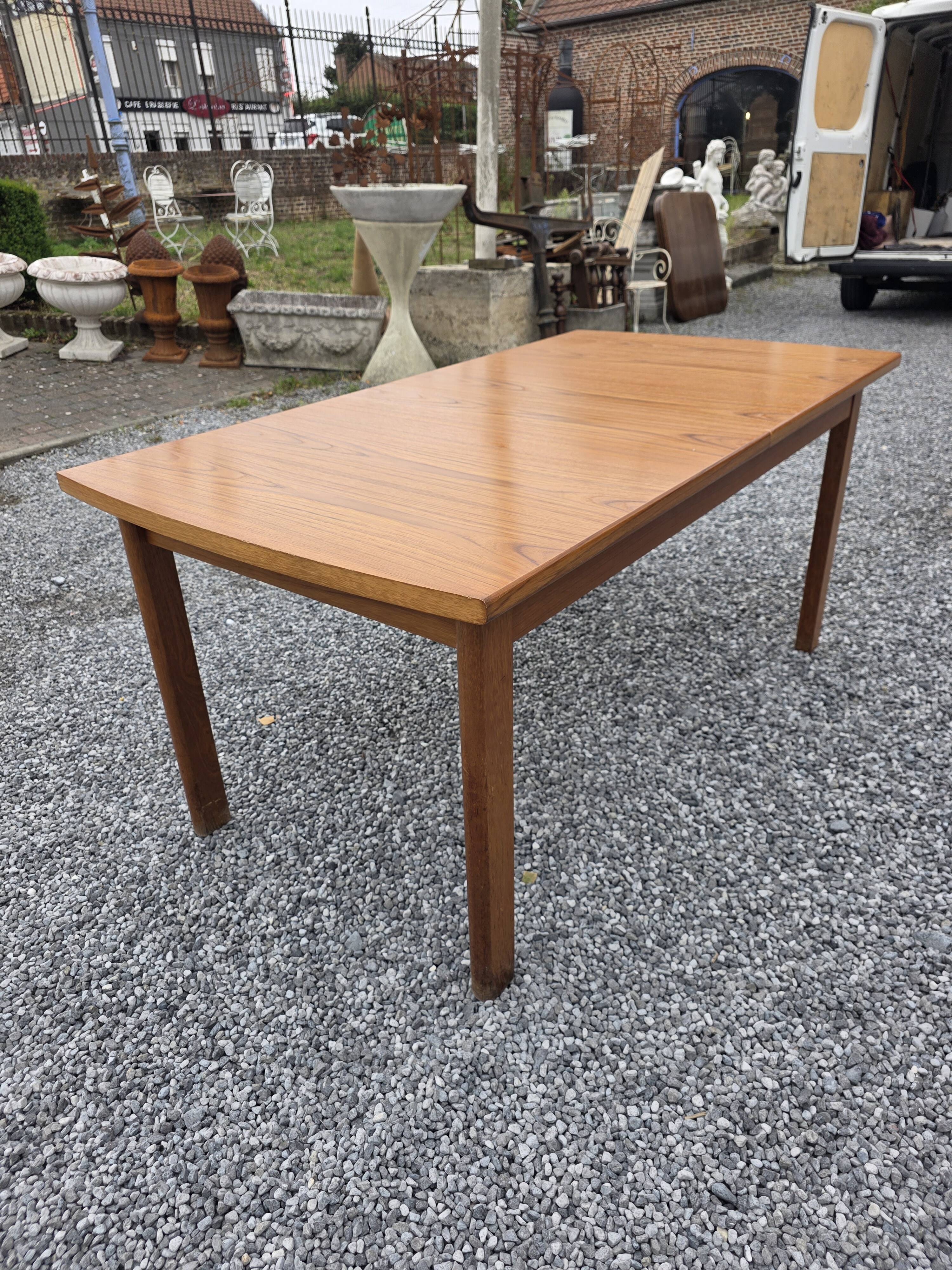 Table scandinave extensible en teck des années 60
