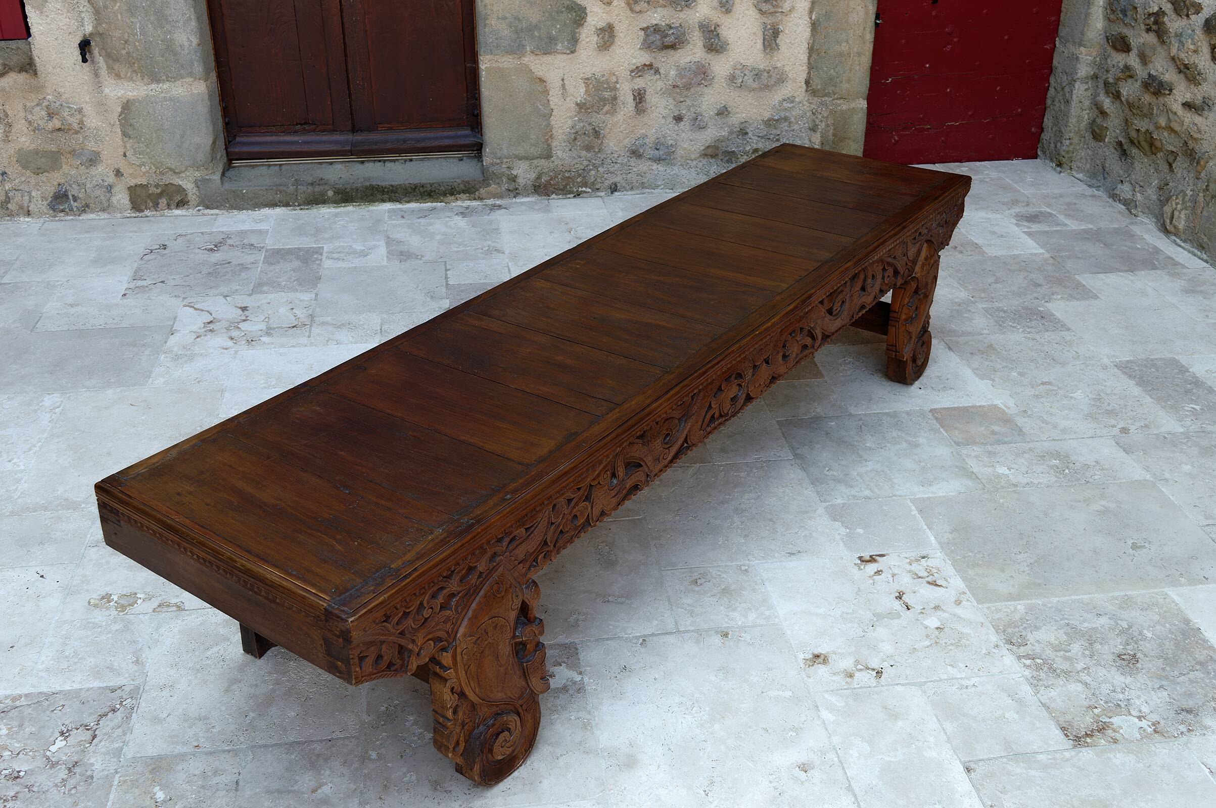Important Indonesian bench in carved wood, Early 20th century