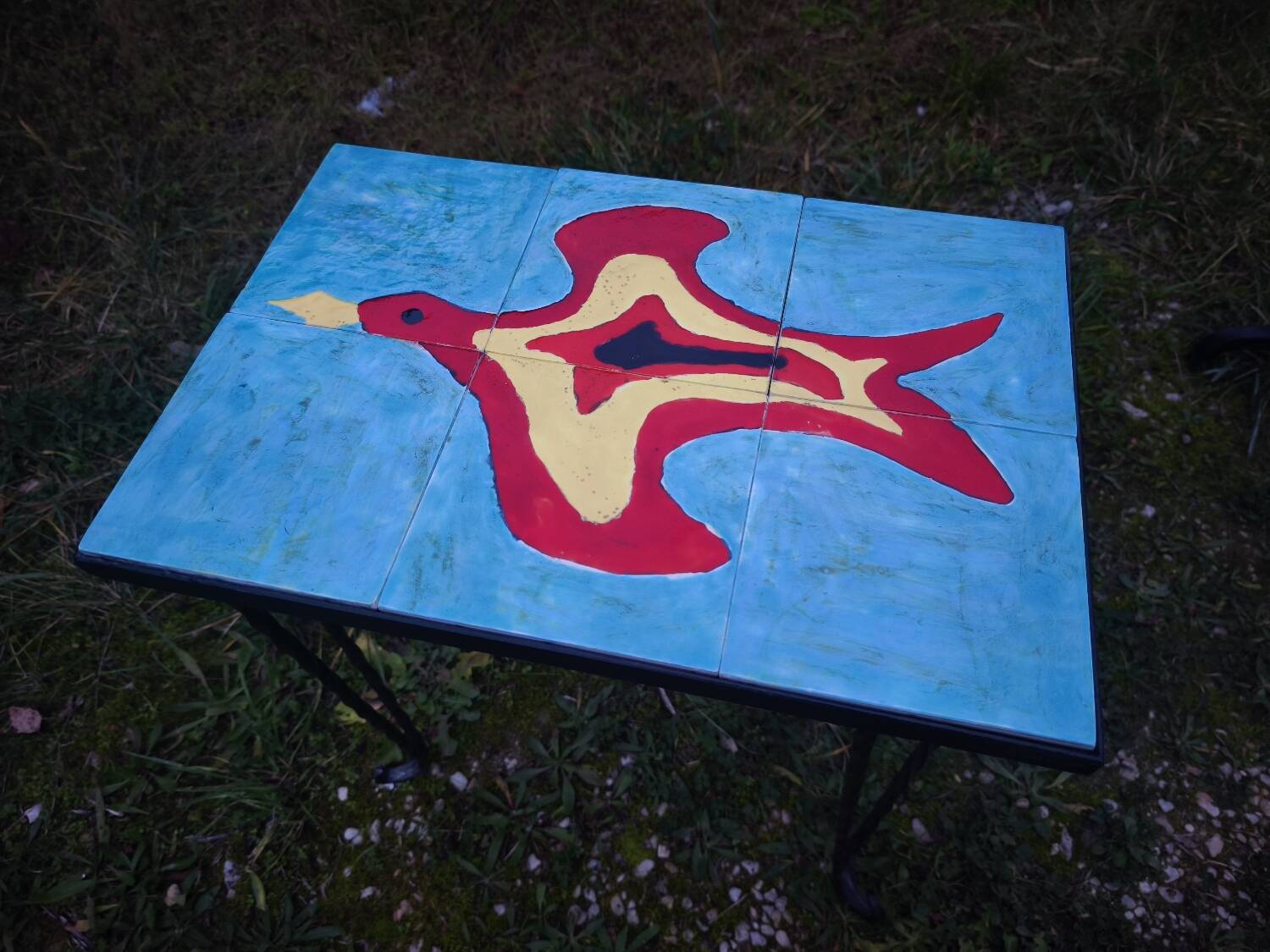 Table basse vintage en fer forgé et carreaux Procéram, motif oiseau