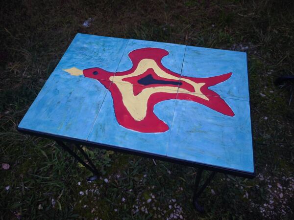 Table basse vintage en fer forgé et carreaux Procéram, motif oiseau