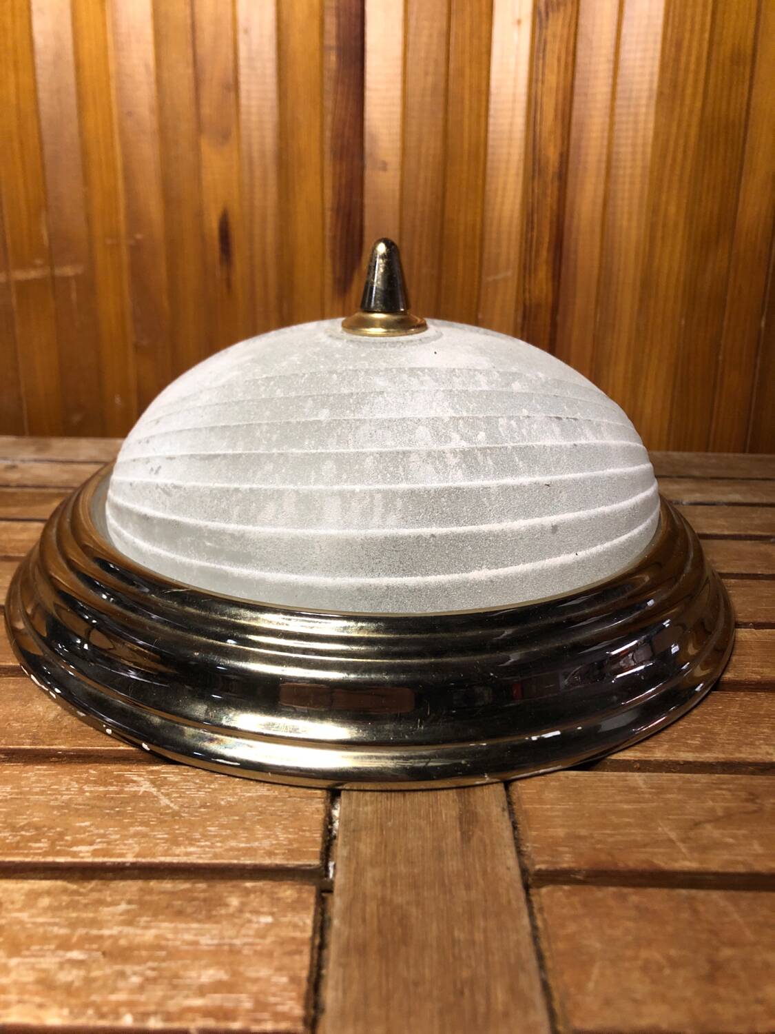 Ancien plafonnier verre moulé contour dore