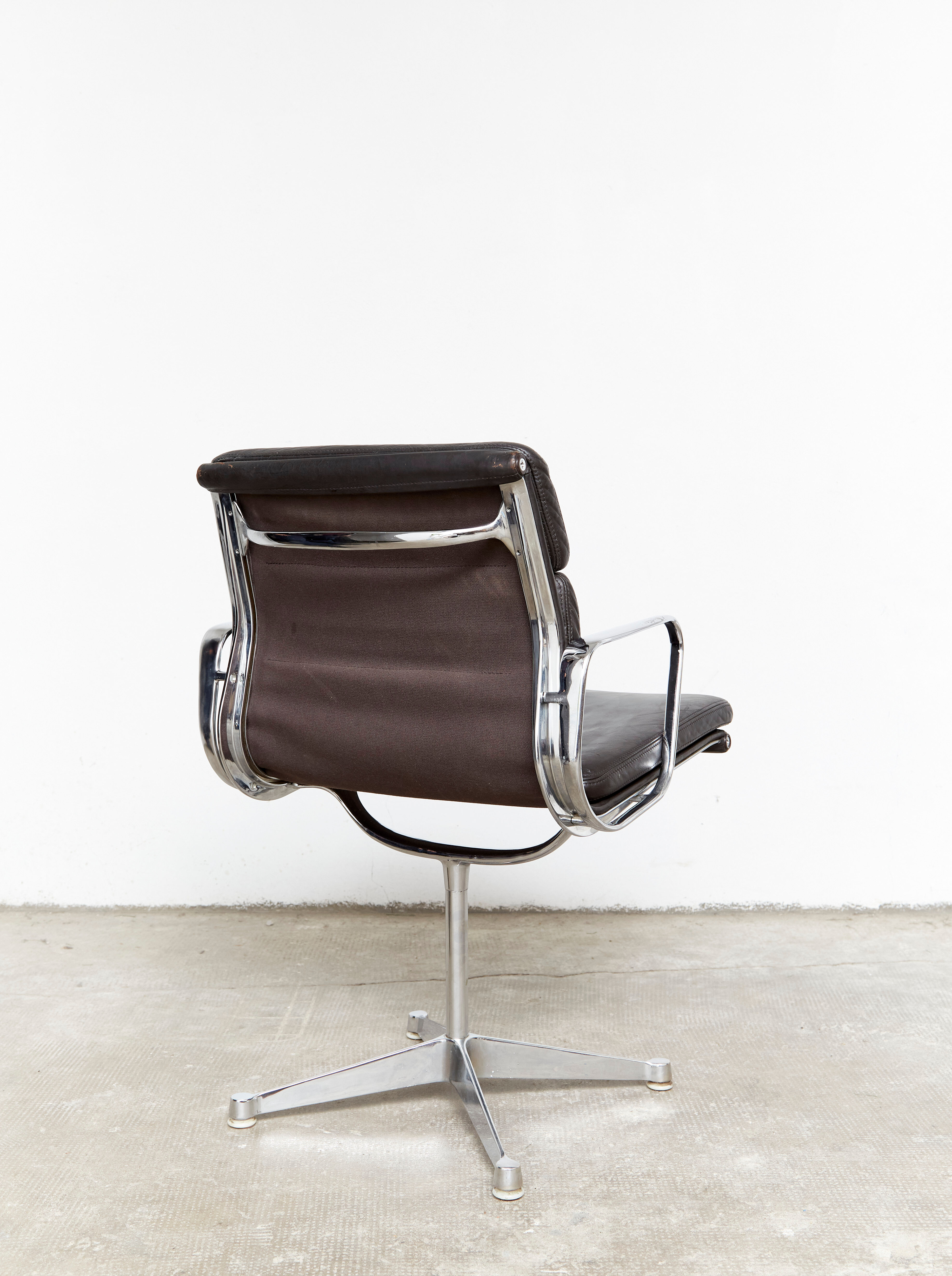 Charles & Ray Eames Soft Pad Chair EA 207 for Herman Miller