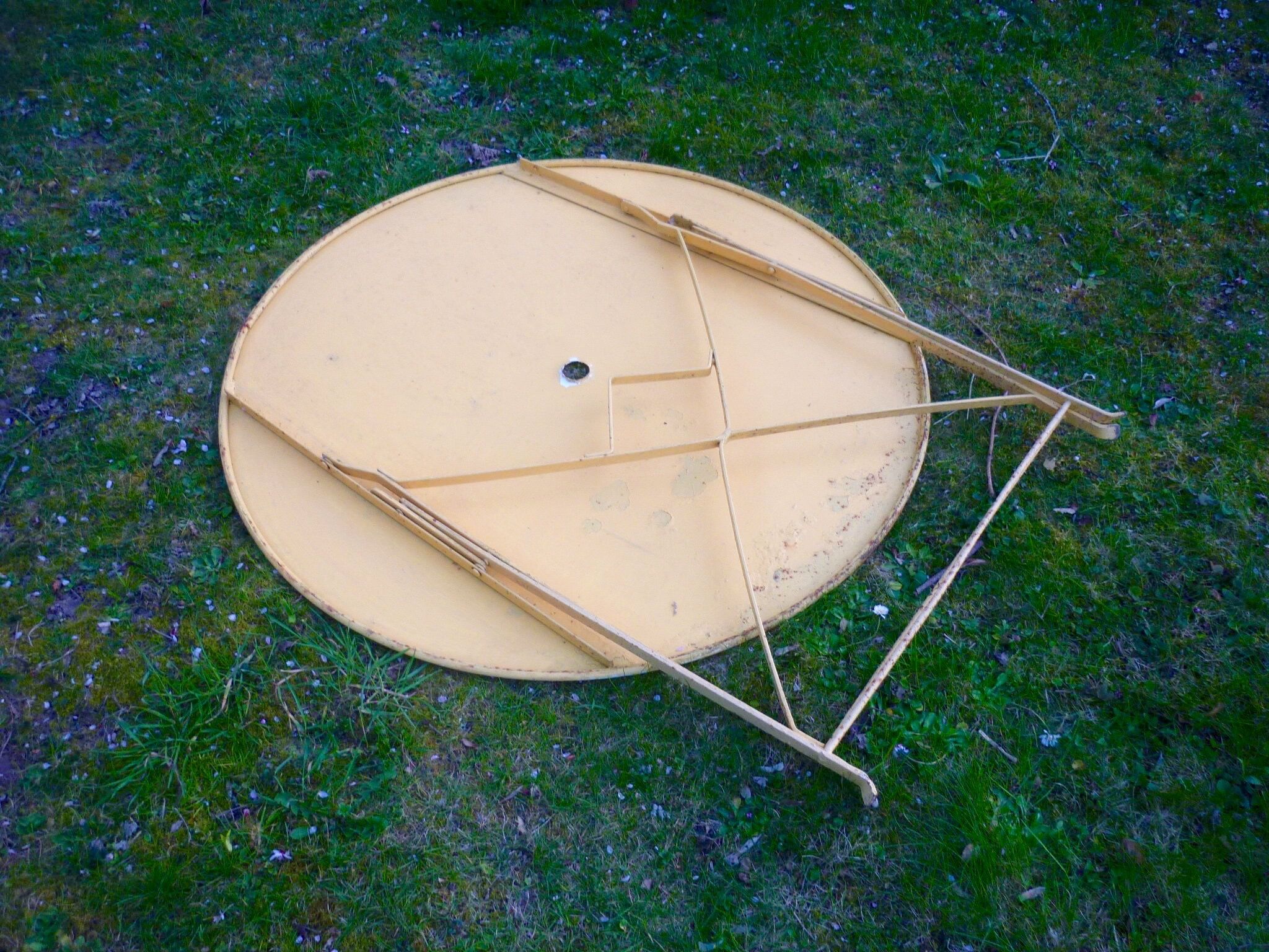 1950 foldable sheet metal garden table