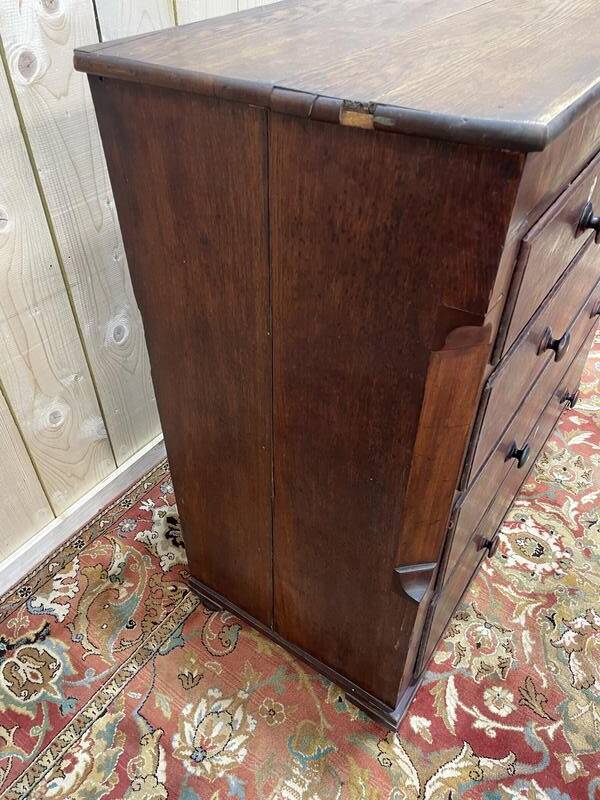 Commode en chêne et placage de noyer style anglais