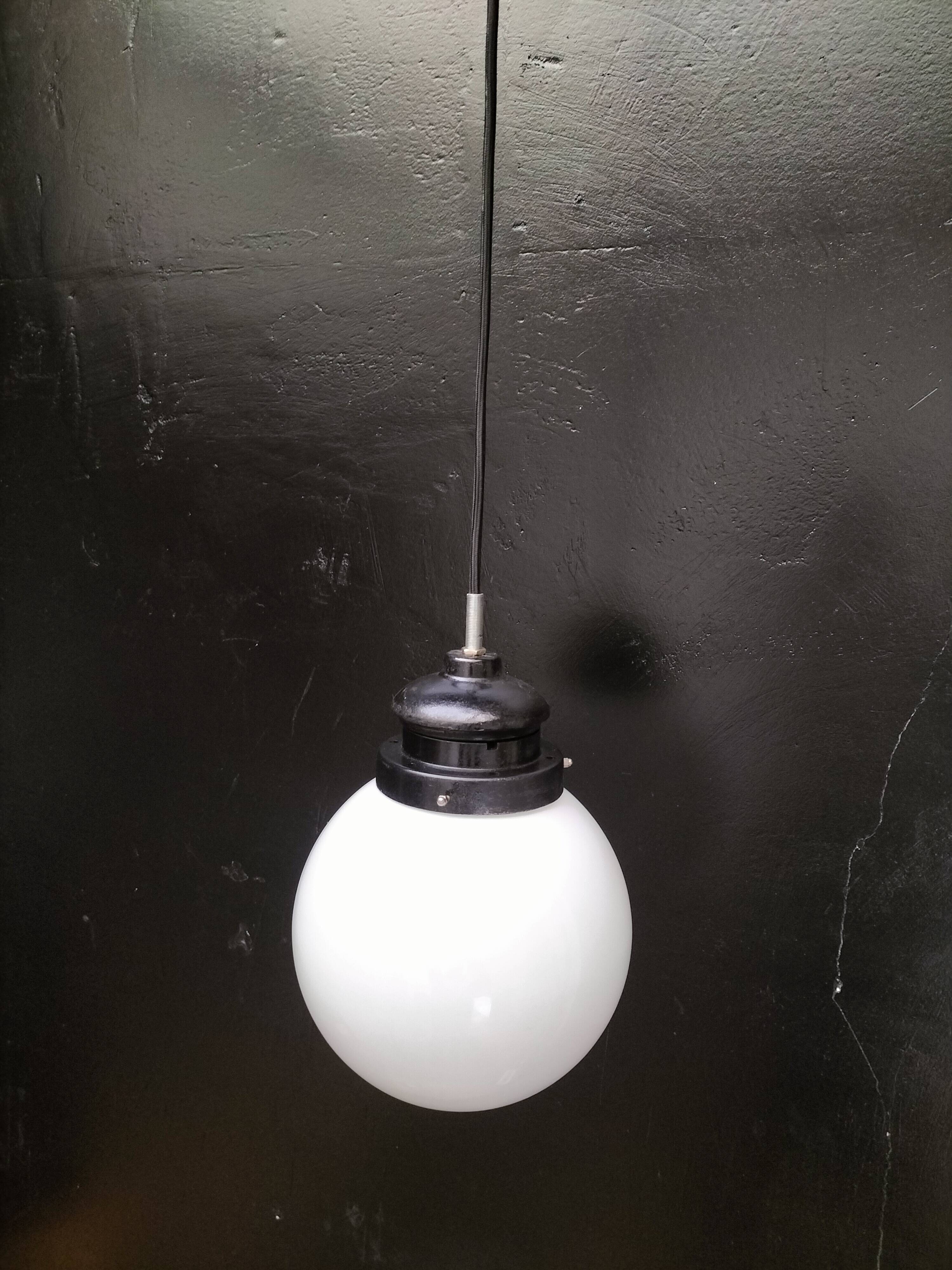 Opaline ball suspension