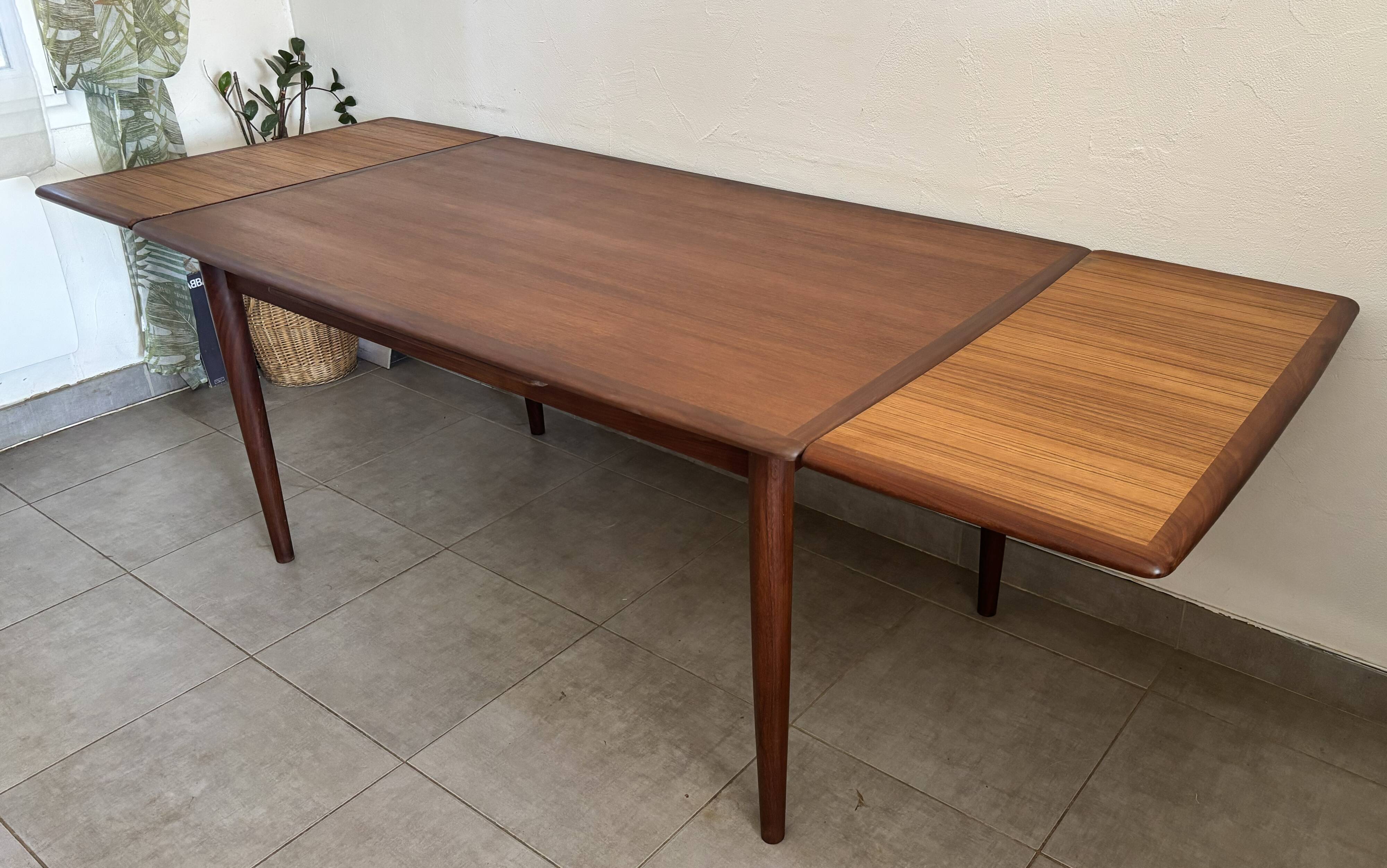 Extendable teak table in Scandinavian/Danish style, Ligne Roset, 1960s.