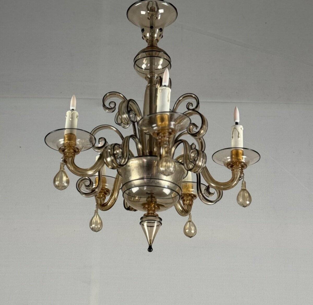 Venetian chandelier in golden Murano glass with a black border, circa 1950