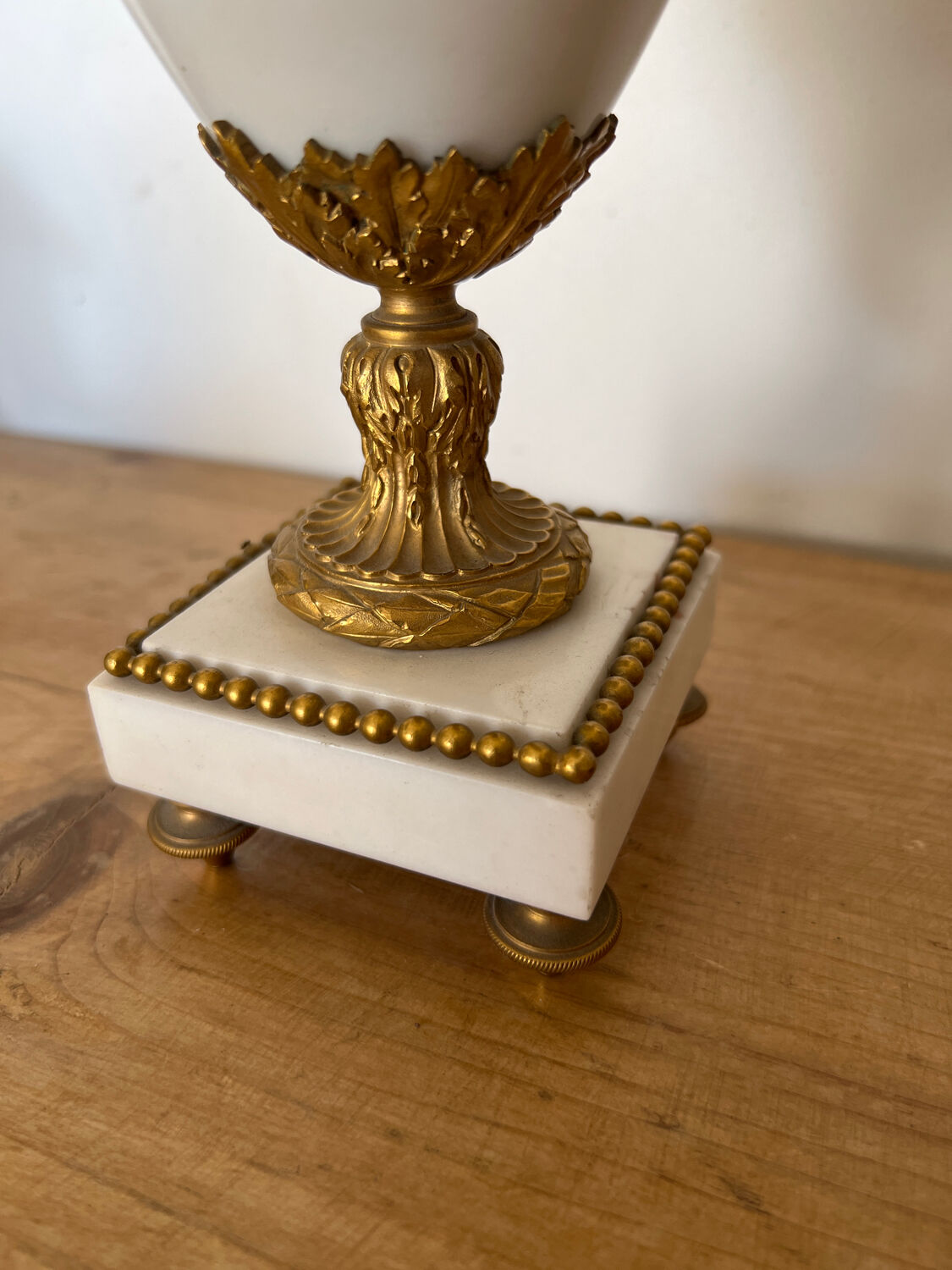 Paire de cassolettes en marbre et bronze de style Louis XVI